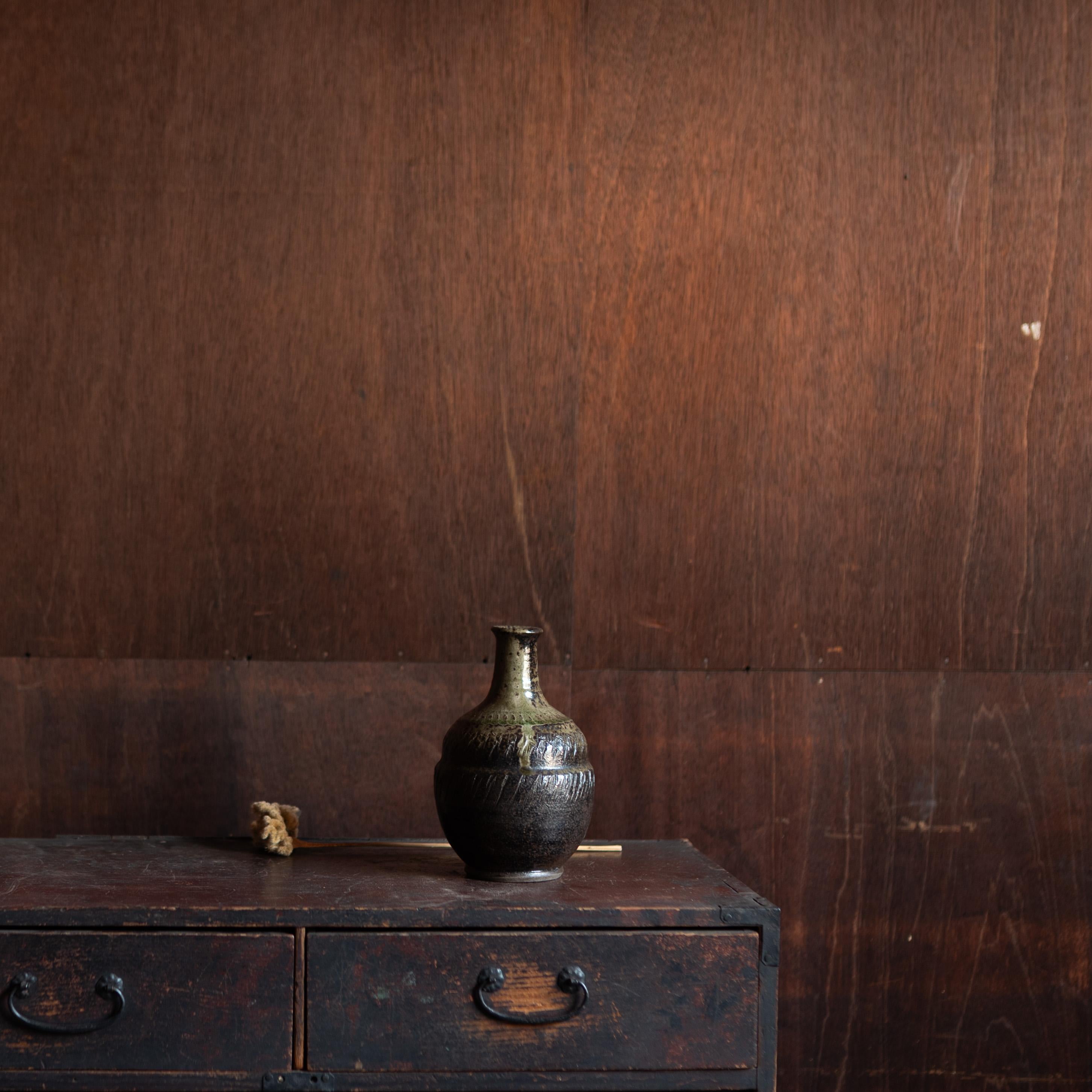 Japanese Pottery Vessel, Japan, Wabi Sabi, Mid-20th Century In Good Condition For Sale In Edogawa-ku Tokyo, JP
