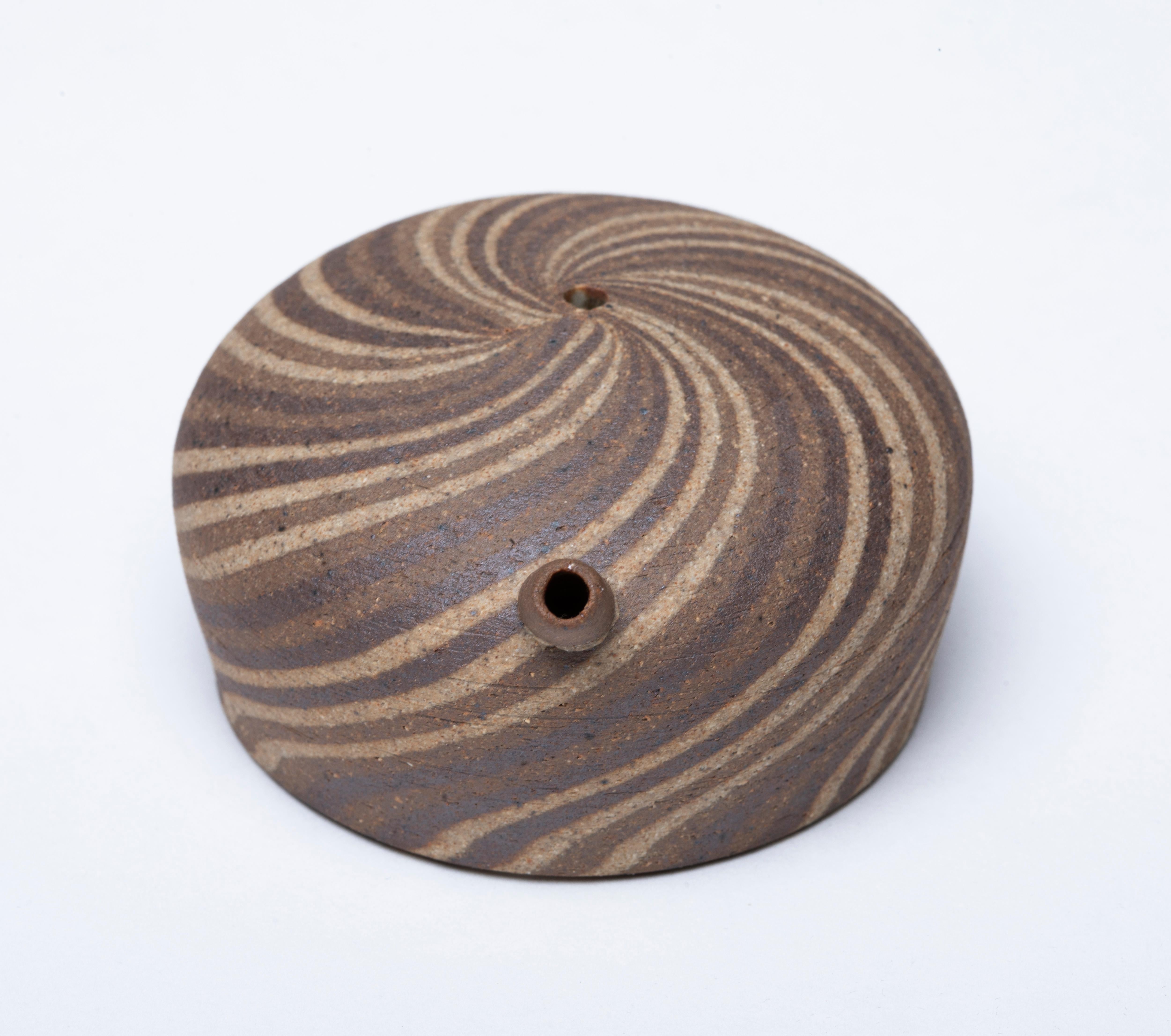 Wassertropfer aus japanischer Keramik, Wirbel-Design (Japanisch) im Angebot
