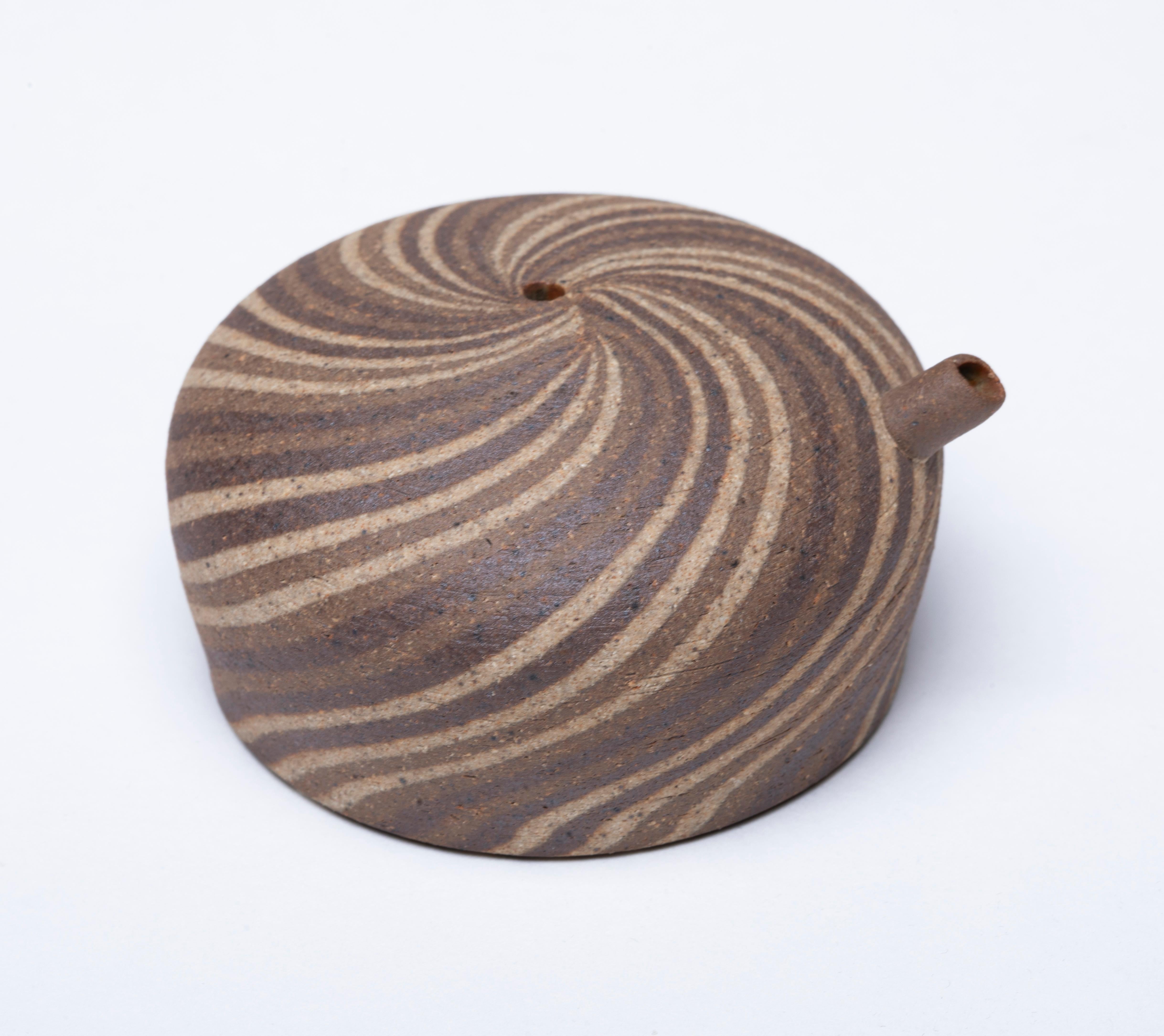 Wassertropfer aus japanischer Keramik, Wirbel-Design (Handgefertigt) im Angebot