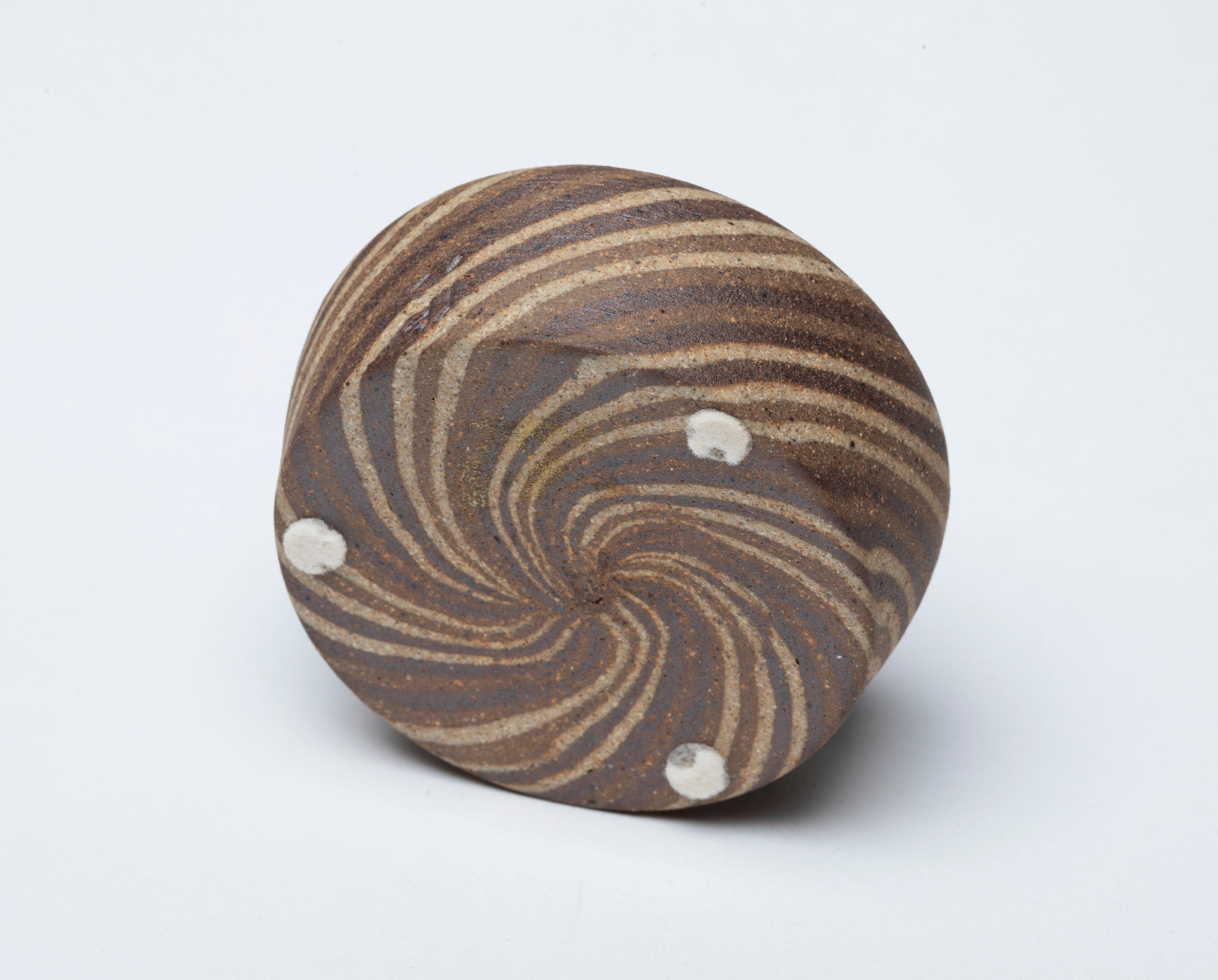 Wassertropfer aus japanischer Keramik, Wirbel-Design (20. Jahrhundert) im Angebot
