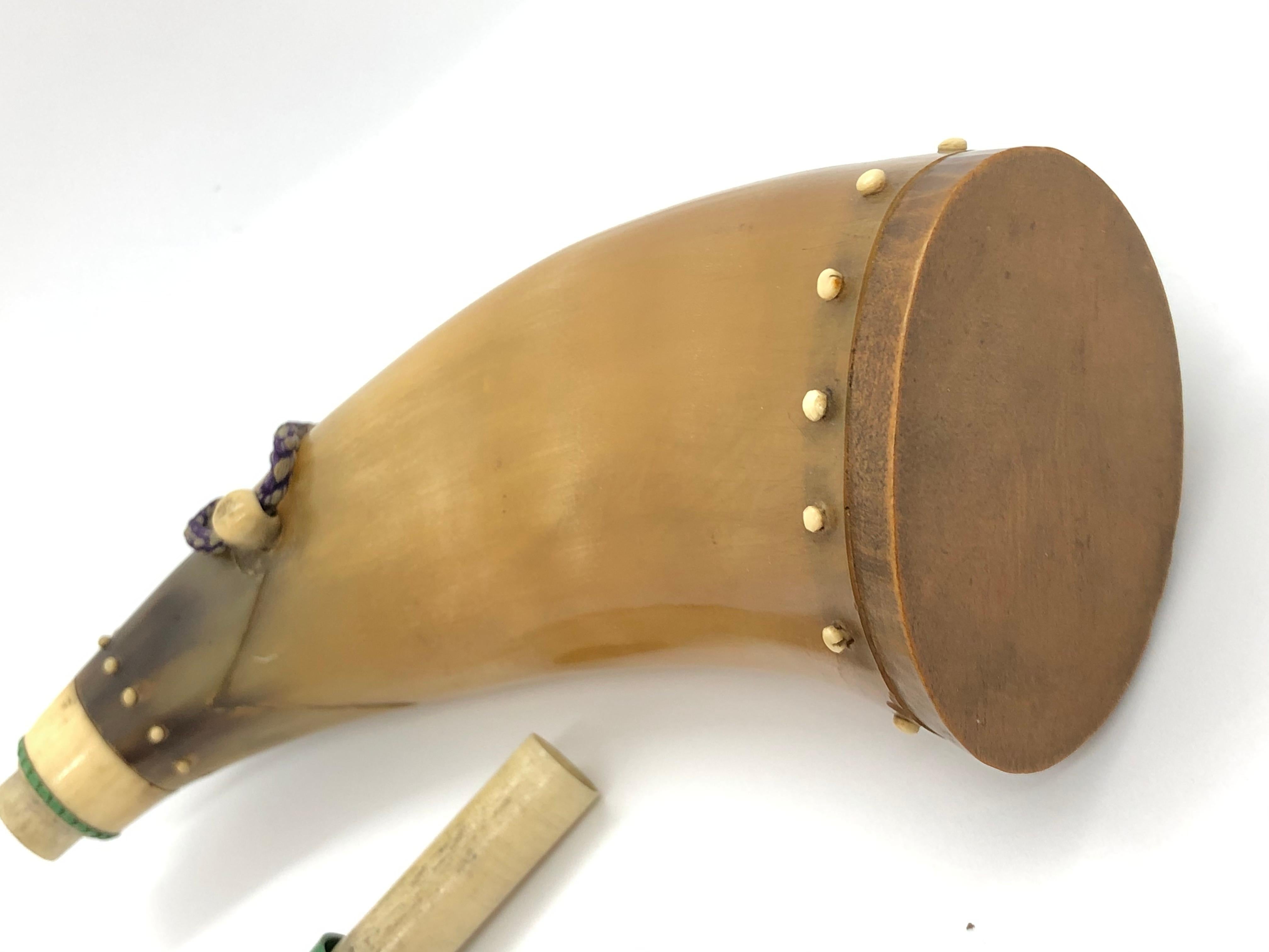 Japanisches Pulverhorn mit Intarsien aus Perlmutt:: 19. Jahrhundert im Angebot 1