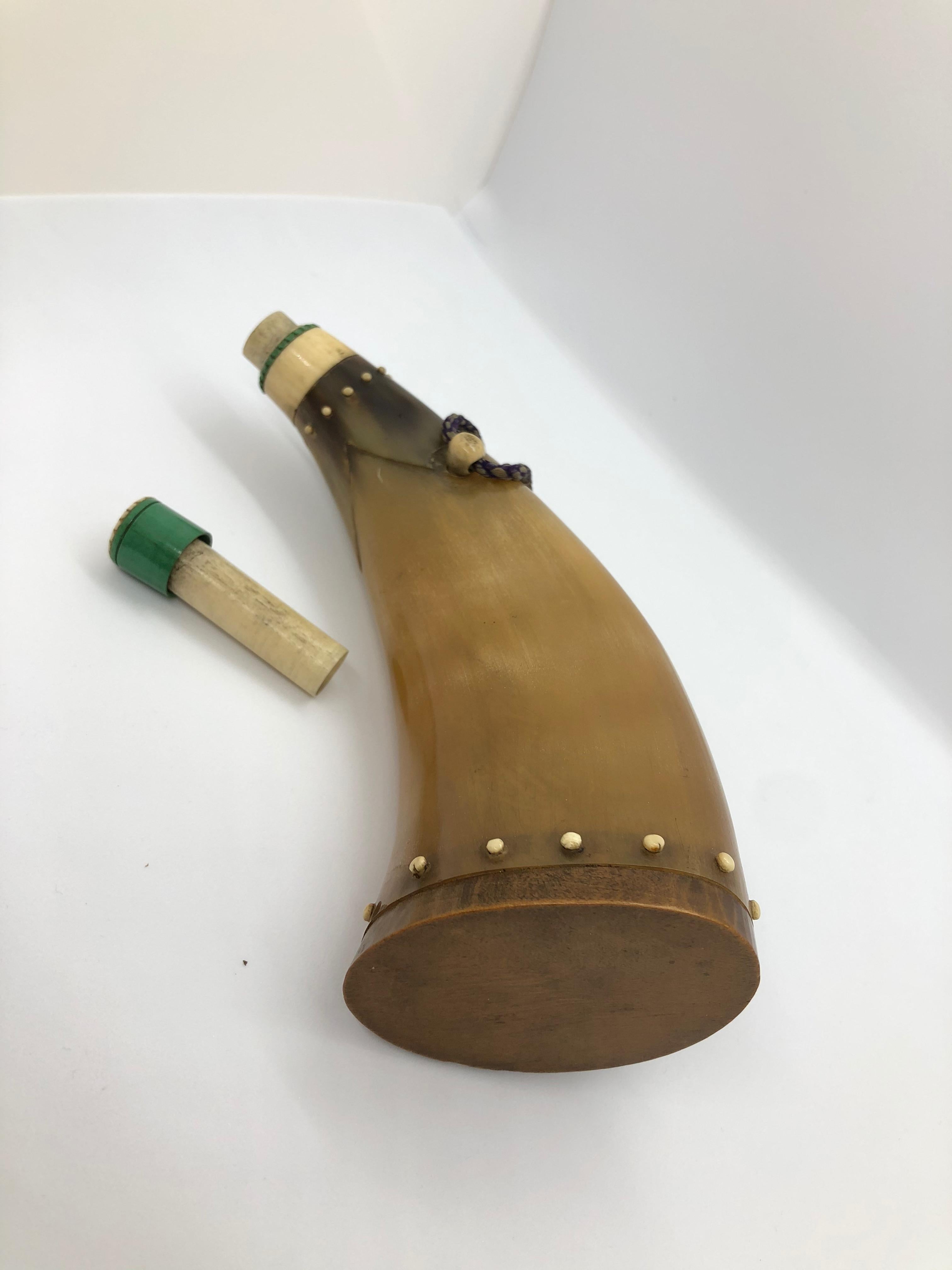 Japanisches Pulverhorn mit Intarsien aus Perlmutt:: 19. Jahrhundert im Angebot 2
