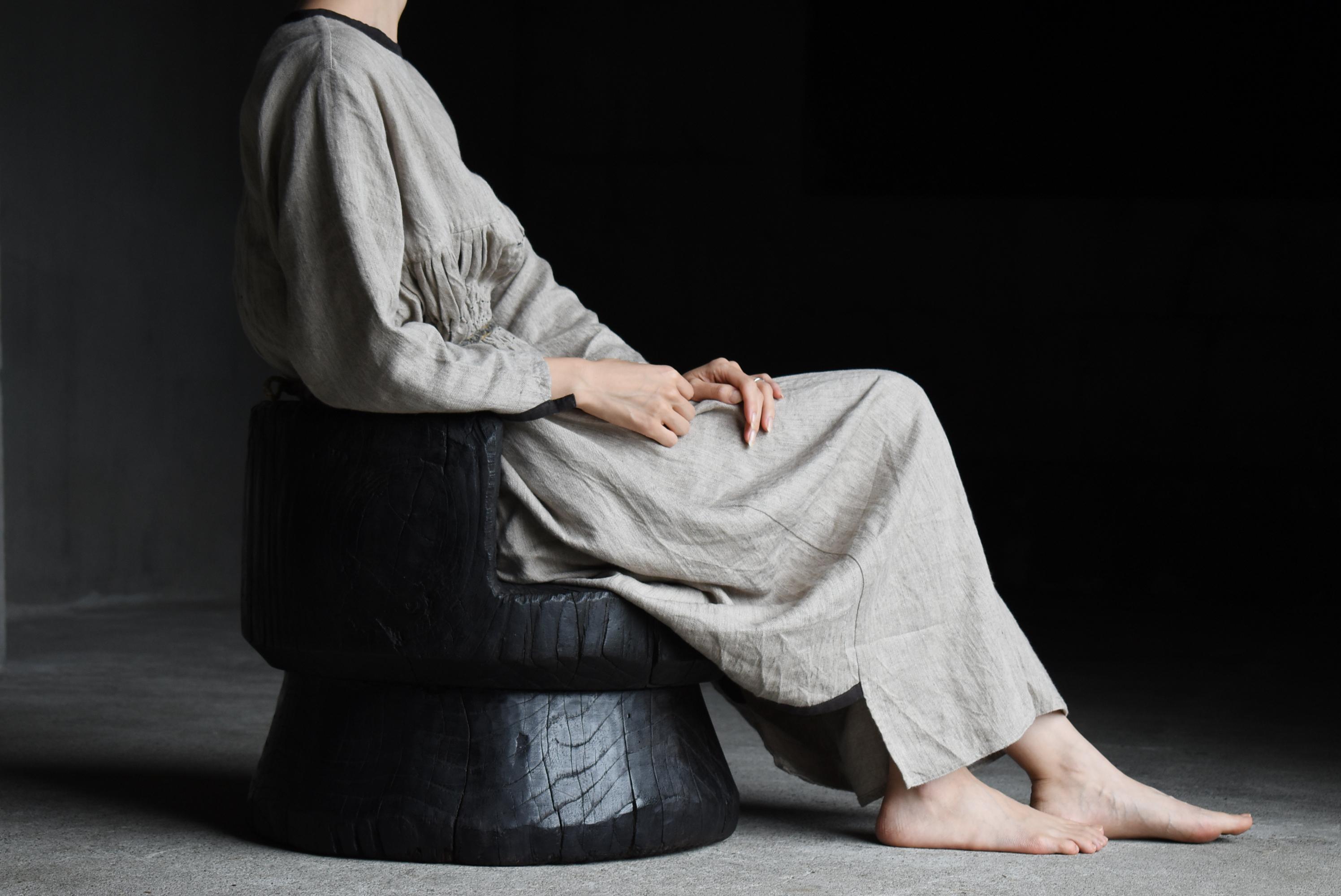 This primitive-style armchair is steeped in Japanese tradition and aesthetics.
It was created in the Meiji and Taisho periods (1860s-1920s) for its powerful yet delicate beauty.
Boldly carved from a large zelkova tree, the chair exudes an unwavering