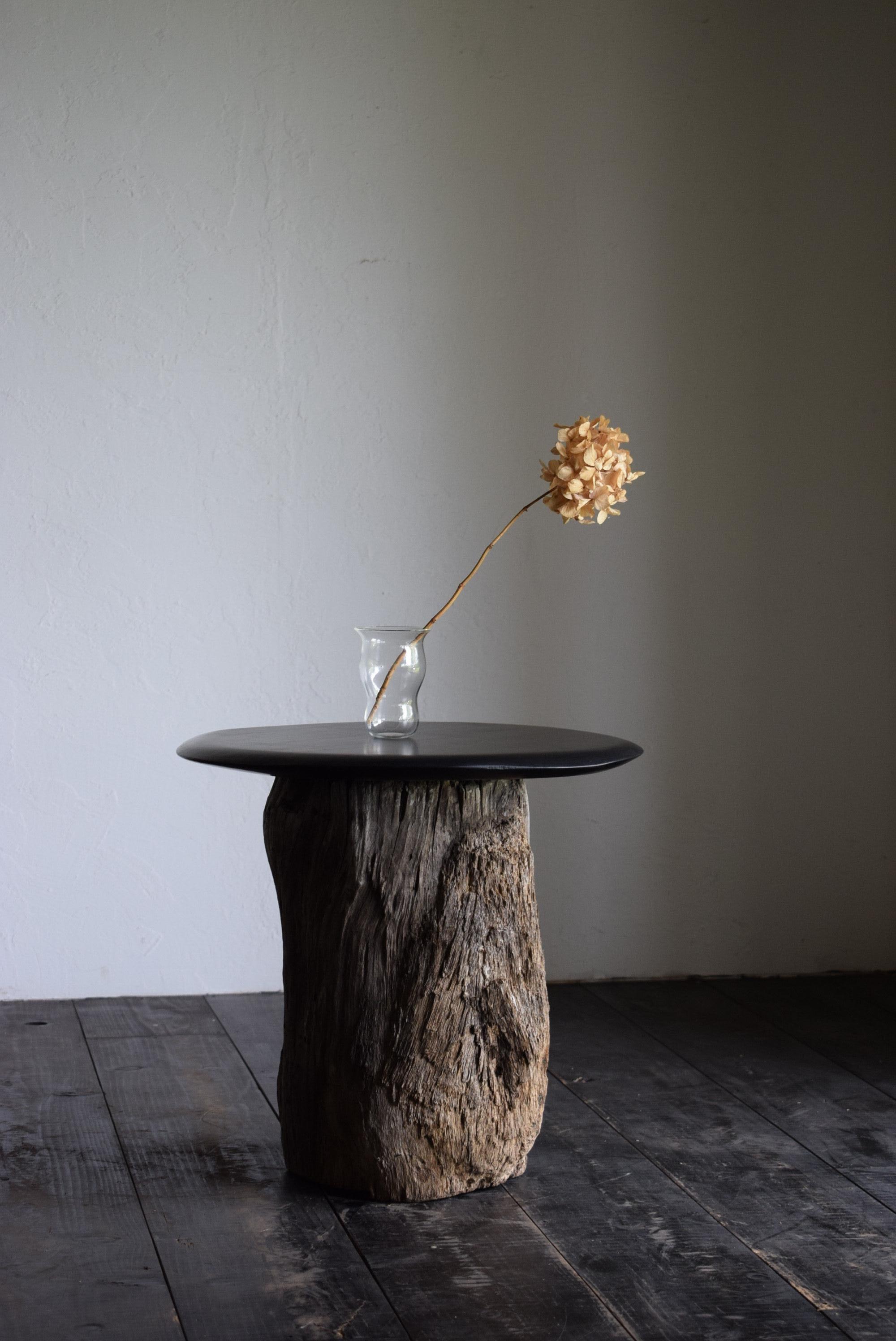 This side table has a lacquered black top attached to an old tree stump. It is about the same height as a coffee table and is easy to use.
The table's appearance and color are very Japanese and exude a sense of wabi-sabi.
The stump is heavy and