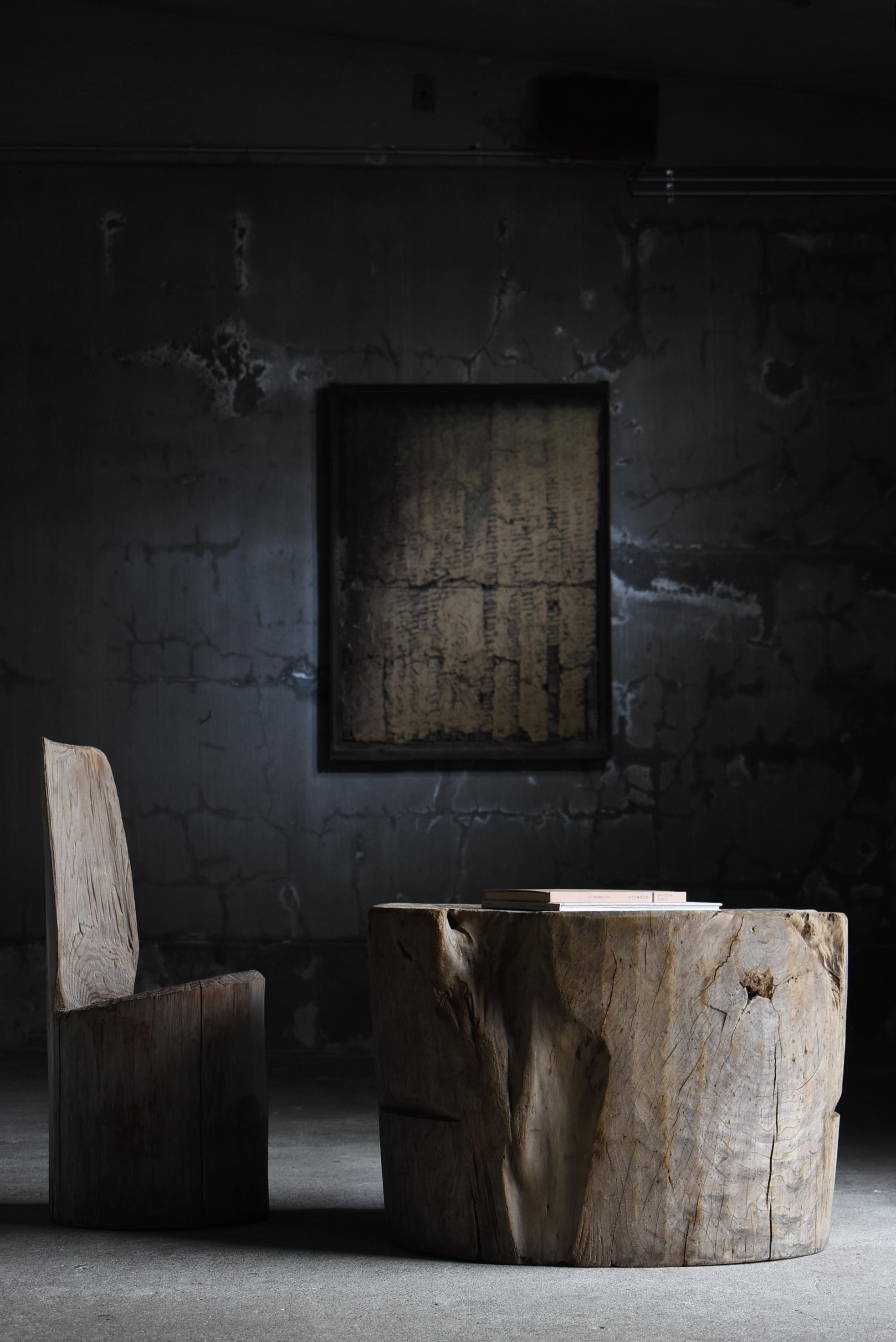 This is a large primitive-style coffee table made in Japan. It was made during the Meiji period (1860s-1900s) and has a massive presence that has transcended time to the present.
The material used is a large, powerful and imposing zelkova