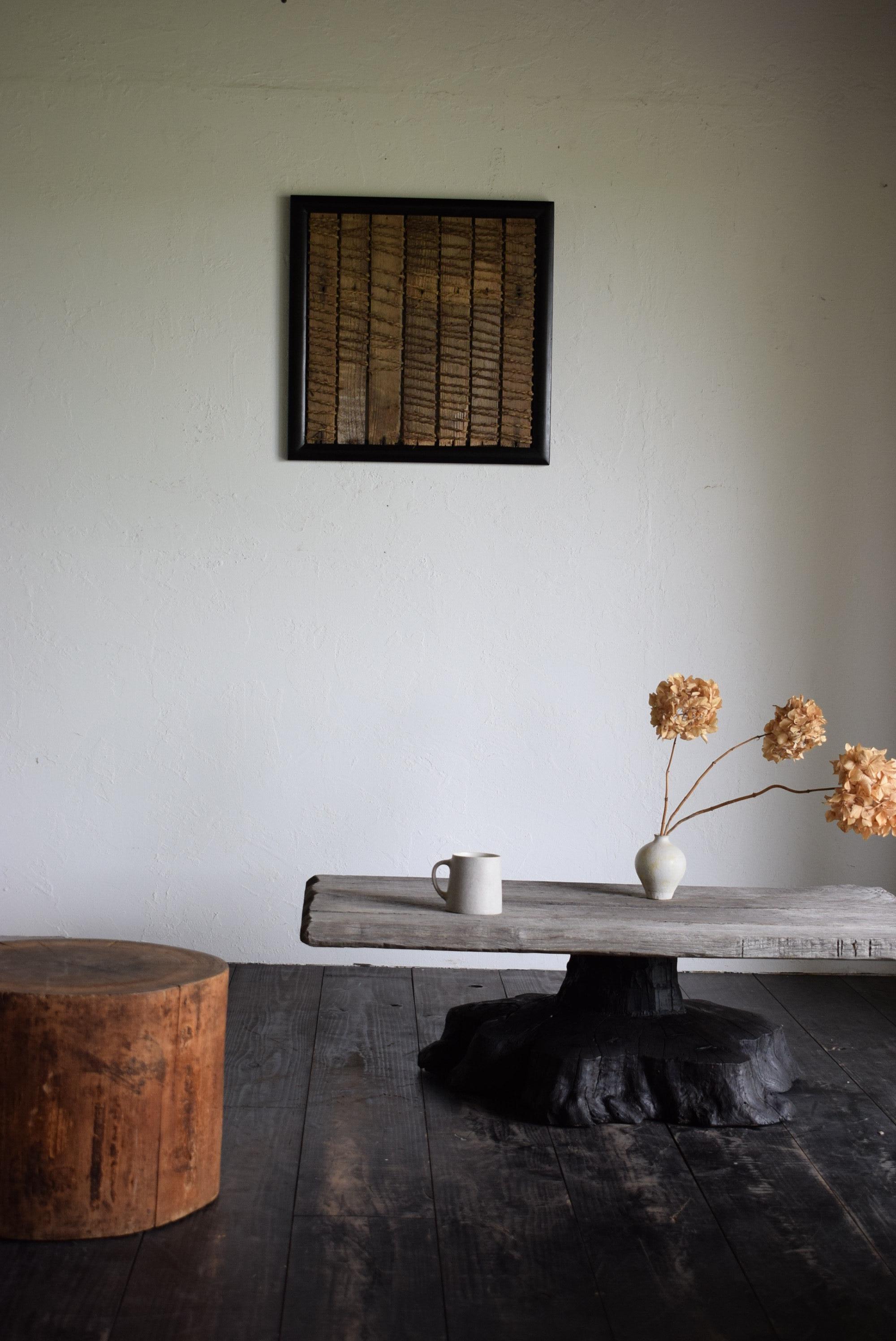 This is a very tasteful low table with a Japanese, wabi-sabi feel.

The chestnut tabletop is made by joining several pieces together, and the grain is very beautiful. The base is made from a tree stump, and the shape is very unique, and the