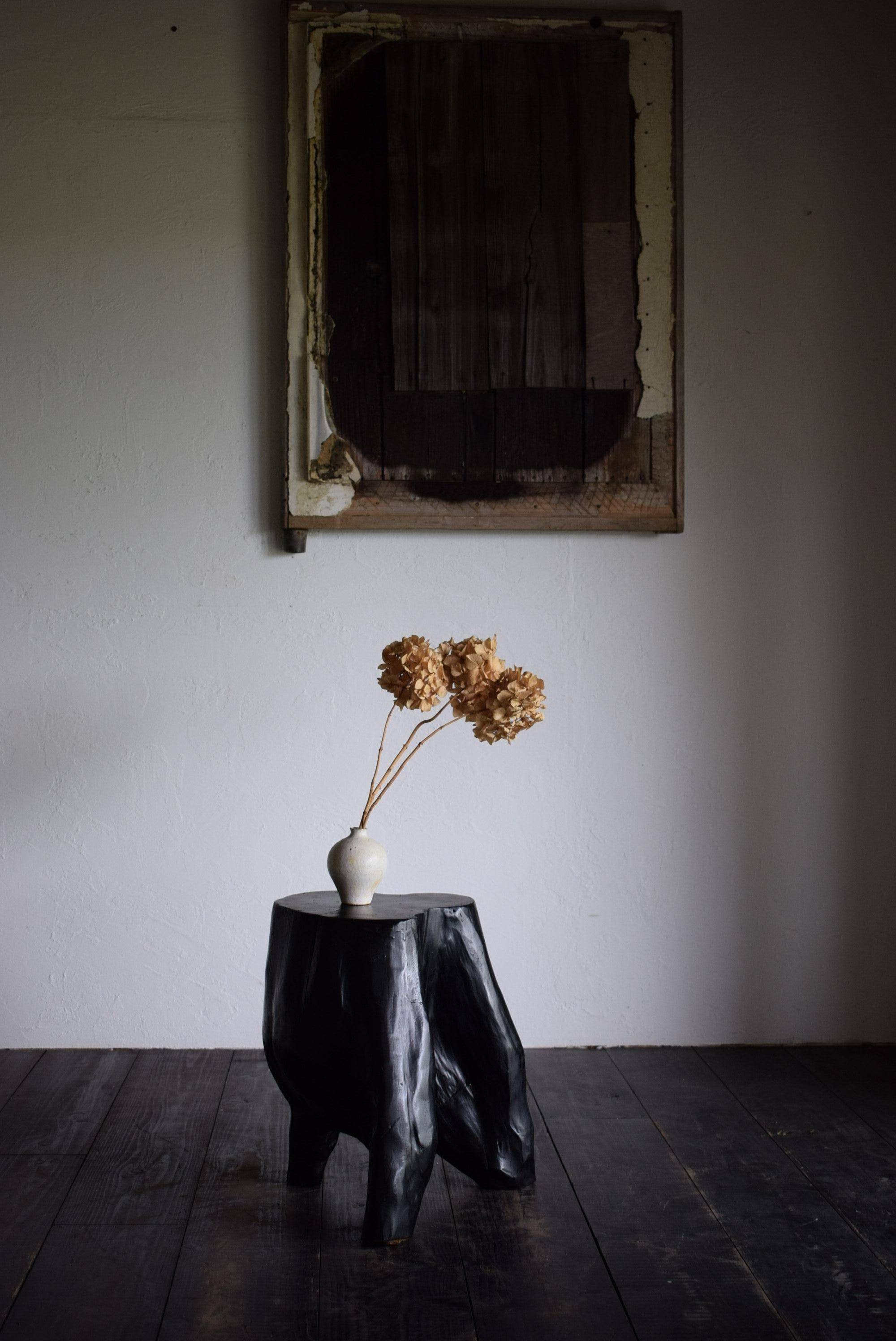 This stool has a beautiful, deep black color. Its appearance gives off a sense of Japanese wabi-sabi. It is made from a tree stump and has a lacquer-like finish. It is useful as both a stool and a flower stand, as it has a strong presence.

The size