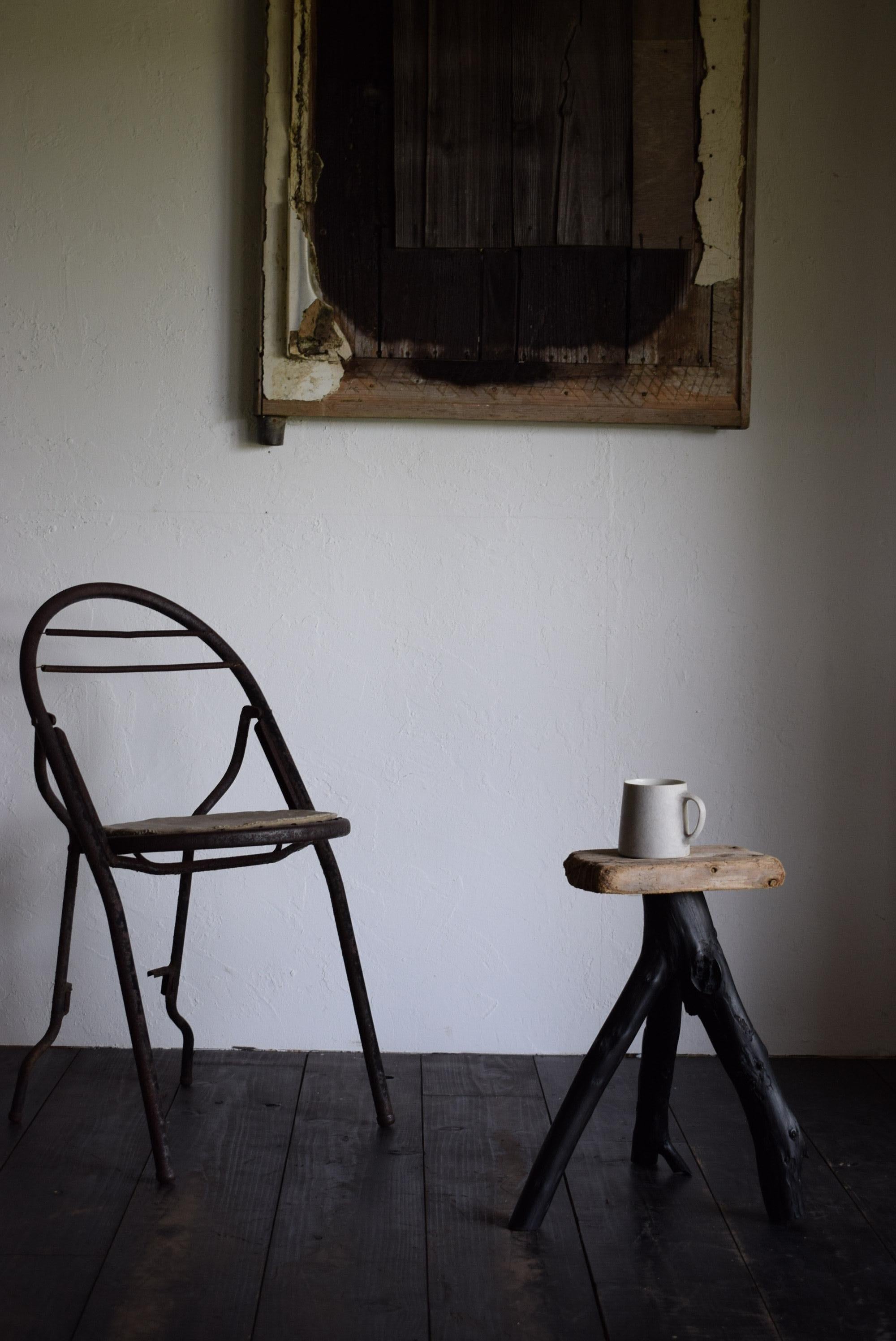 This stool made from branches exudes a sense of wabi-sabi.
It has a simple shape, with legs made of joined branches and a small tabletop nailed to it.
Although simple, it is solidly made and can function as both a stool and a flower stand.

The legs
