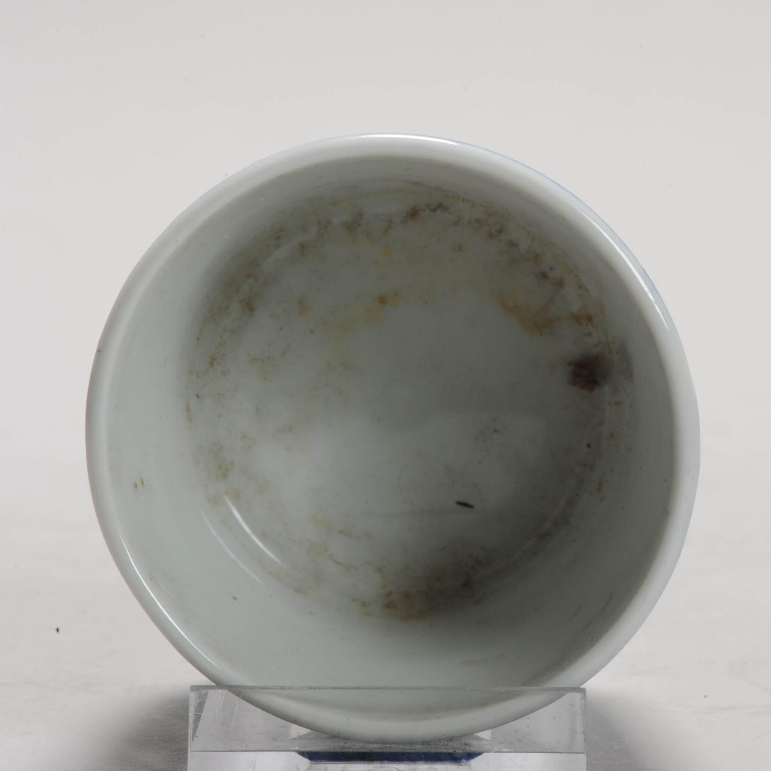 Giapponese Tazza giapponese stampata con drago in bianco e blu, XX secolo in vendita