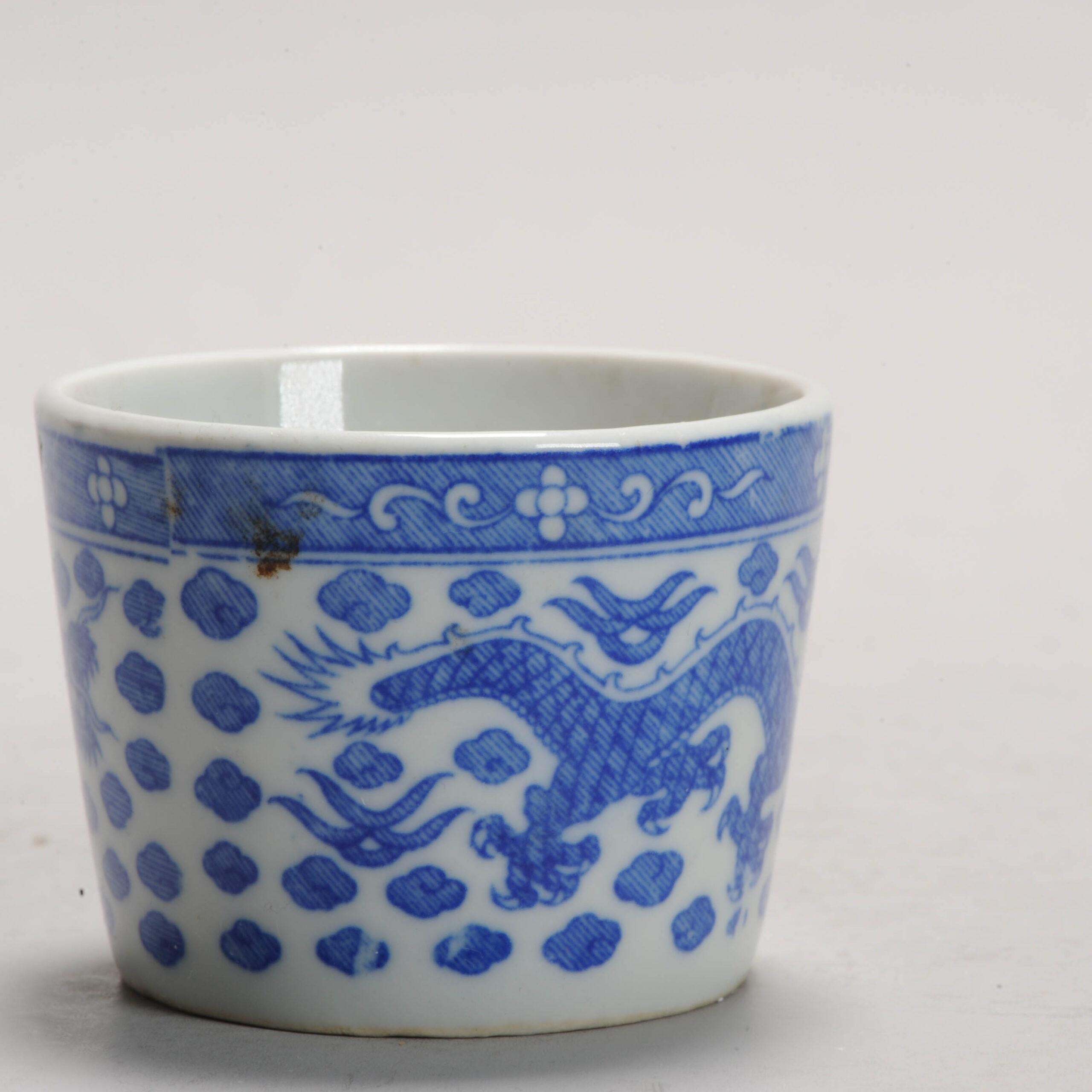 Tazza giapponese stampata con drago in bianco e blu, XX secolo In condizioni buone in vendita a Amsterdam, Noord Holland