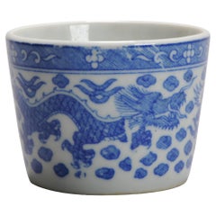 Taza Impresa Japonesa con Dragón Azul y Blanco, Siglo XX