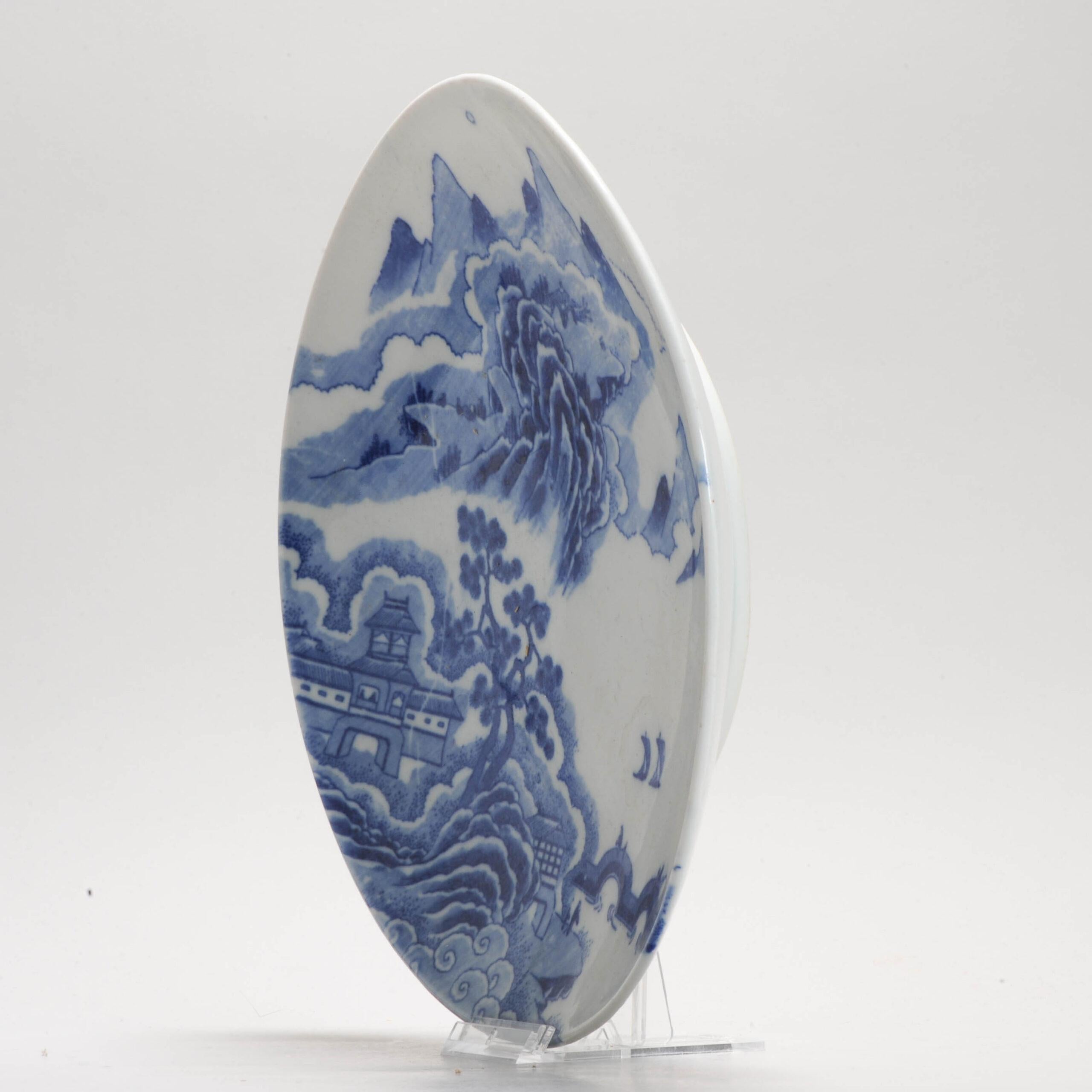 Giapponese Piatto stampato giapponese con paesaggio in bianco e blu, circa 1900 in vendita