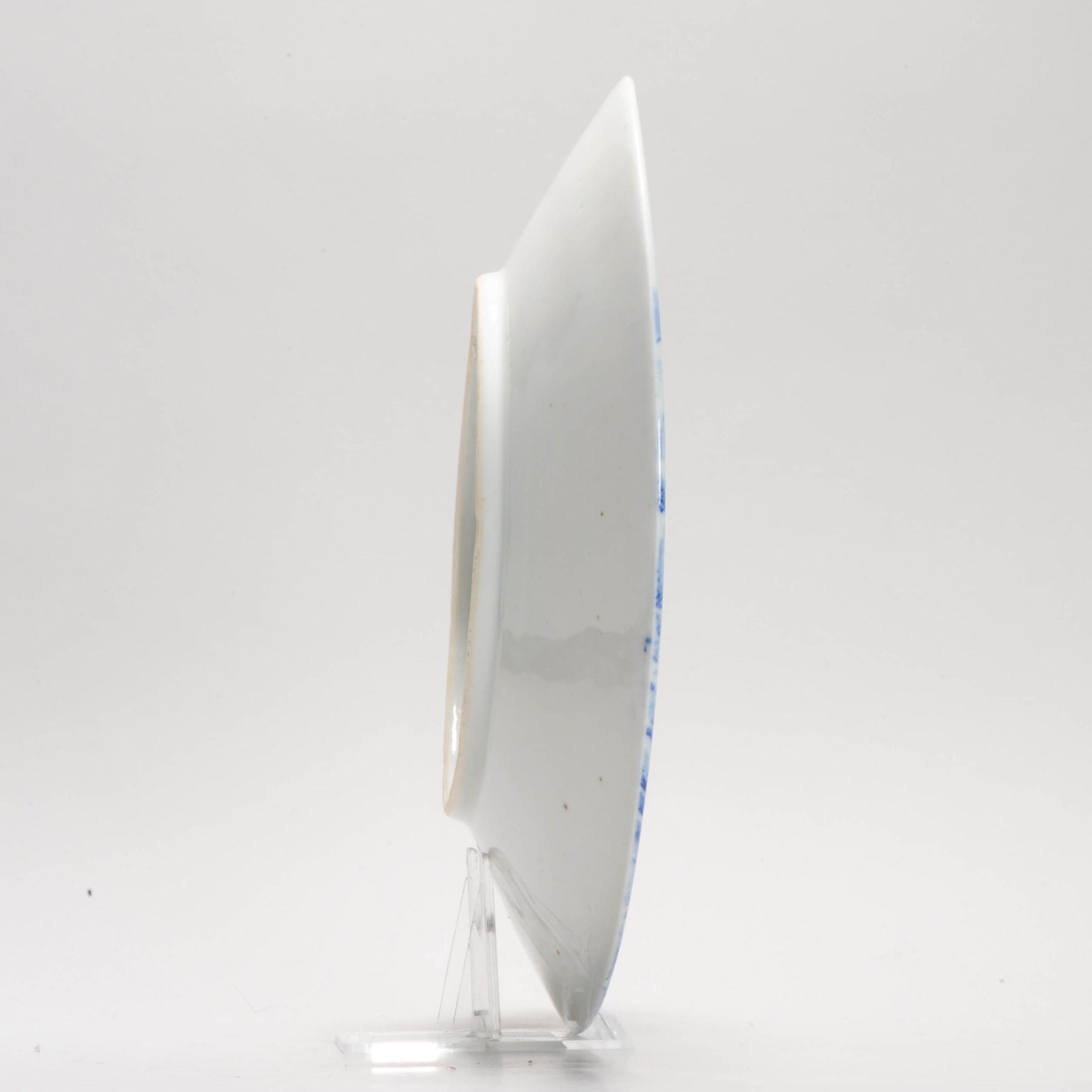 Piatto stampato giapponese con paesaggio in bianco e blu, circa 1900 In condizioni buone in vendita a Amsterdam, Noord Holland