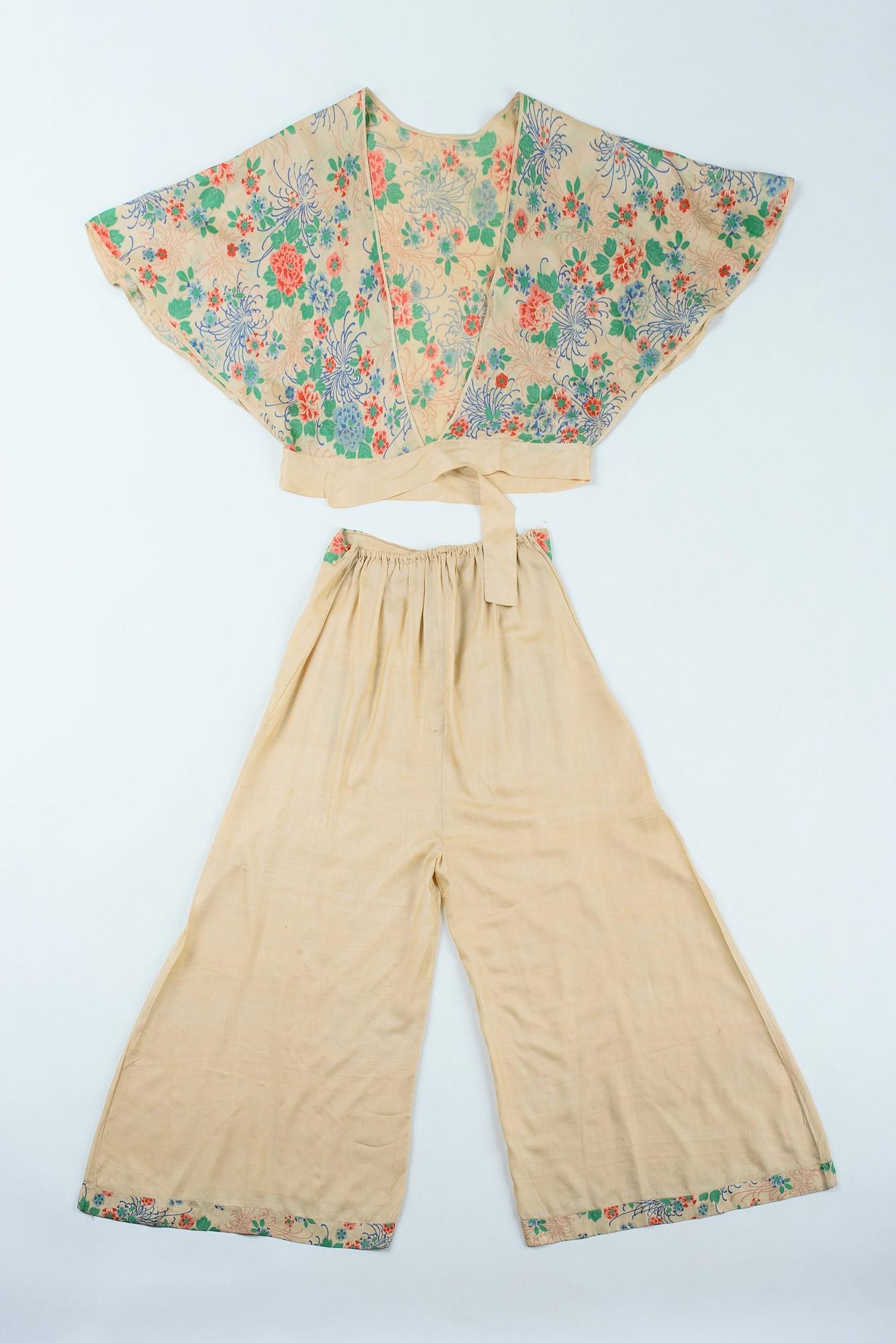 Japanese printed silk pajamas - France Circa 1935 For Sale 8