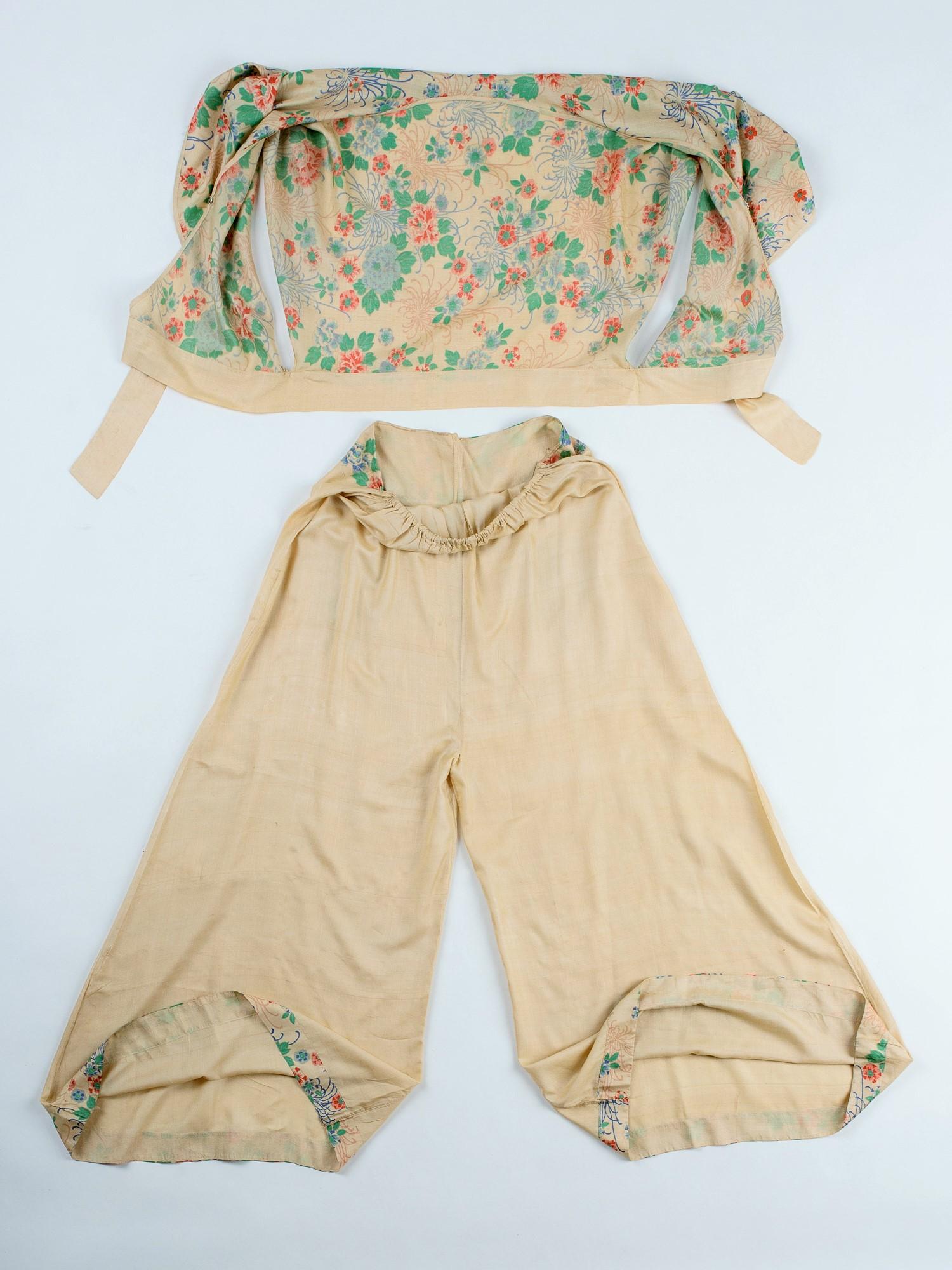 Japanese printed silk pajamas - France Circa 1935 For Sale 9