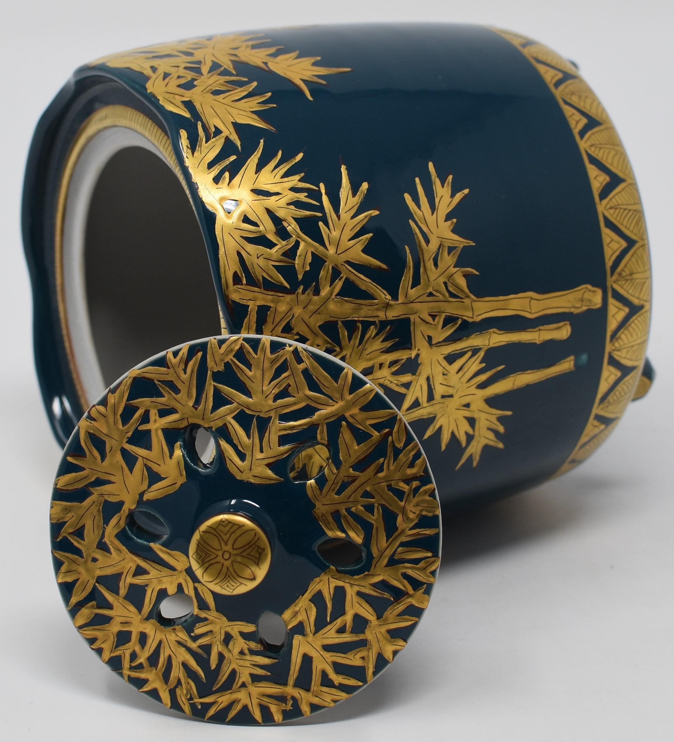 Contemporary Japanese Kutani porcelain incense burner, intricately hand painted with pure gold on an elegantly shaped body in deep blue, a signed masterpiece by widely acclaimed award-winning master porcelain artist from Kutani region of Japan with