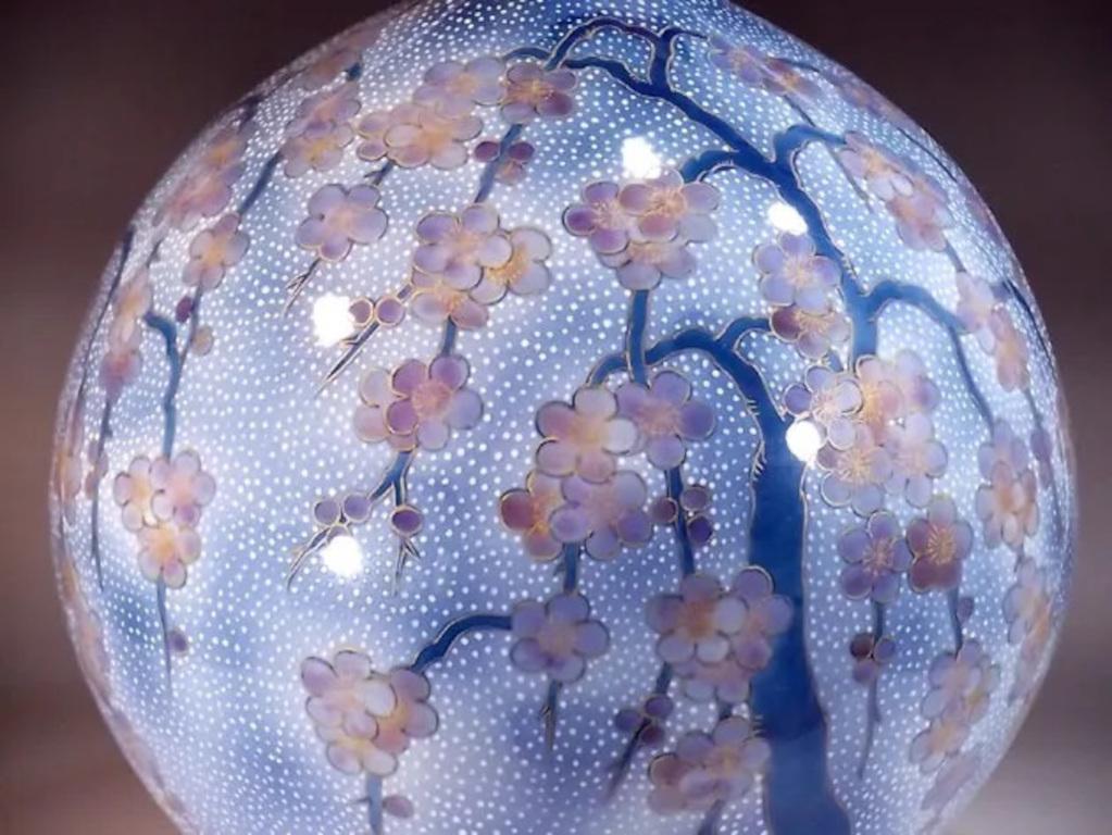 Exquisite, vergoldete und aufwändig handbemalte Vase aus zeitgenössischem japanischem Porzellan in eleganter Form, extrem aufwändig handbemalt in verschiedenen Violett- und Blautönen, ein signiertes Werk eines weithin anerkannten Porzellanmeisters