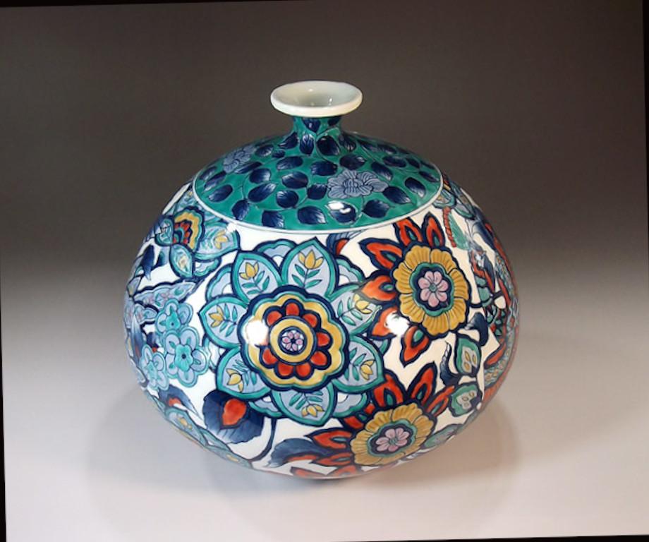 Japonais Vase japonais en porcelaine violet, bleu et vert par un maître artiste contemporain en vente