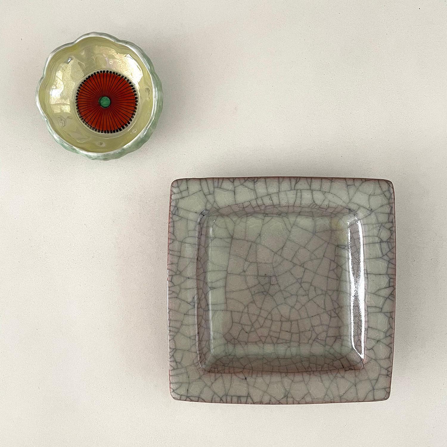 Japanisches Raku fängt alles auf 
Japan, etwa 1960er Jahre
Keramisches Gefäß mit Craquelé-Glasur, die einen reichen organischen Unterton mit einem Hauch von Rouge und Lavendel zeigt
Schönes Statement-Stück
Can als Auffangbehälter oder Aschenbecher