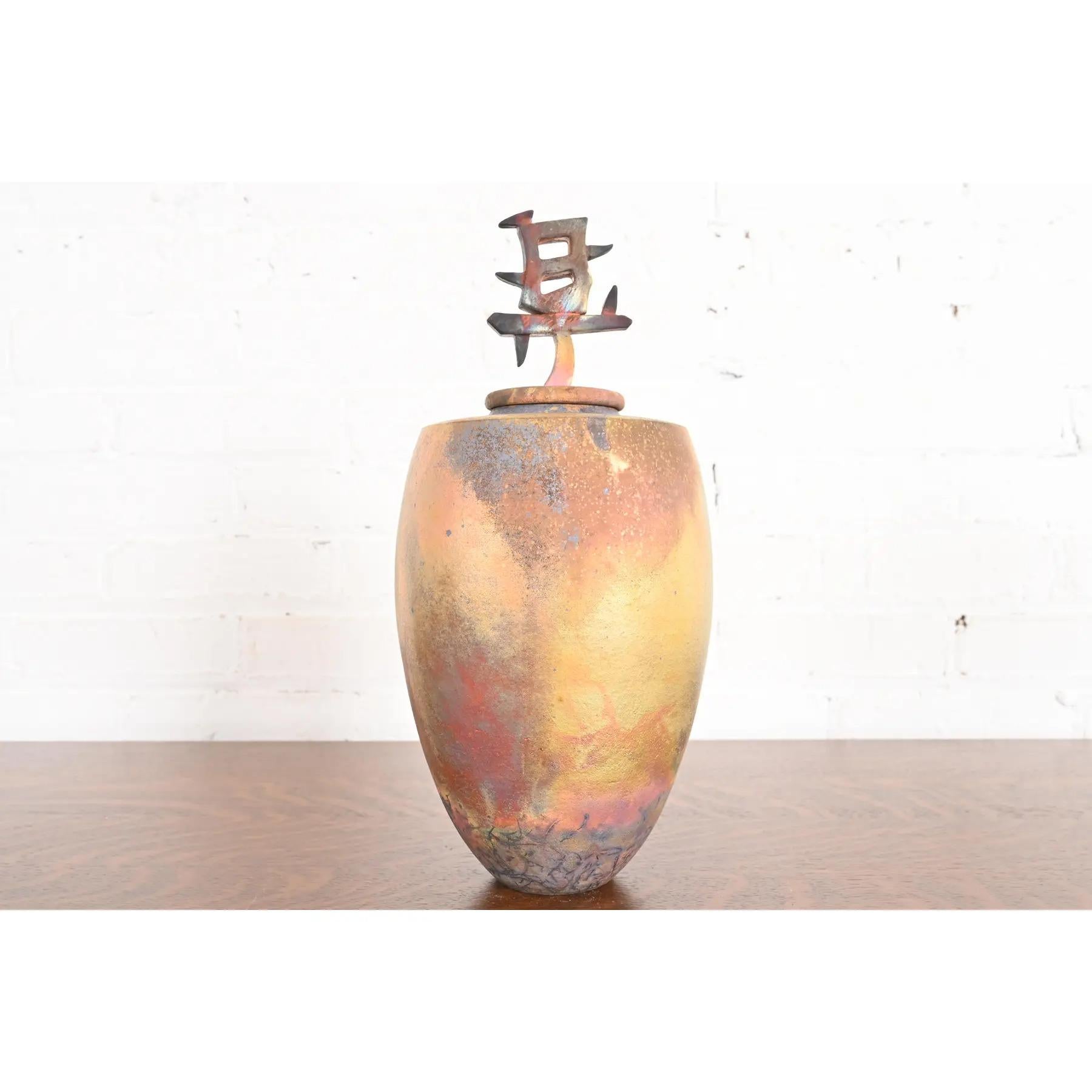Magnifique vase ou récipient en céramique émaillée japonaise Raku Arts & Crafts, avec couvercle en forme de personnage japonais.

Japon, Circa Mid-20th Century

Mesures : 6,25 