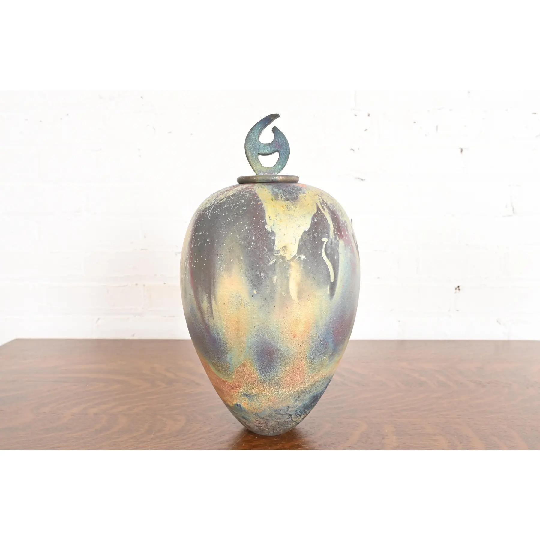 Magnifique vase ou récipient en céramique émaillée japonaise Raku Arts & Crafts, avec couvercle en forme de personnage japonais.

Japon, Circa Mid-20th Century

Mesures : 8,25 