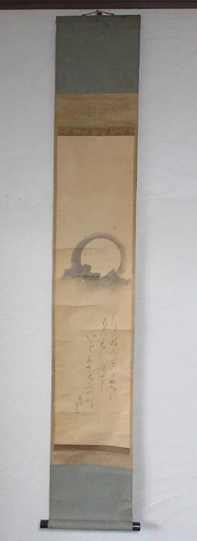 Japan, eine seltene Papierrolle, handgemalt von dem bekannten Rengetsu Otagaki (1791-1875).  Sie war eine sehr berühmte Nonne im alten Japan, und da sie mit Poesie vertraut war, sind ihre Waka-Gedichte auf Papier und vor allem ihre schwer zu