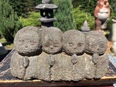 Ensemble rare et charmant de quatre statues de jardin Jizo en pierre de Kumamoto, d'origine japonaise