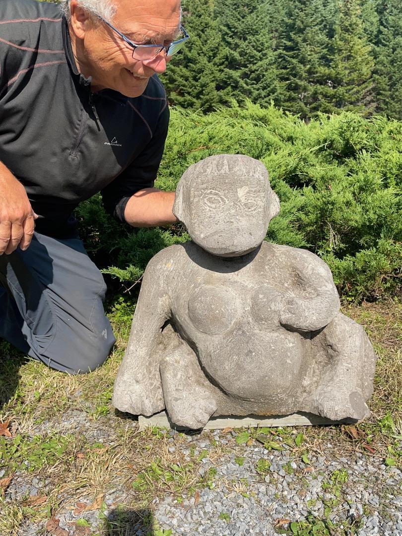 Seltene einmalige handgeschnitzte Skulptur

Japan eine seltene große alte handgeschnitzte Stein Kappa Volkskunst Garten Wasser Gottheit oder Fluss Kind- Beschützer für Kinder am Rande des Wassers. Kappa zeichnen sich dadurch aus, dass sie eine