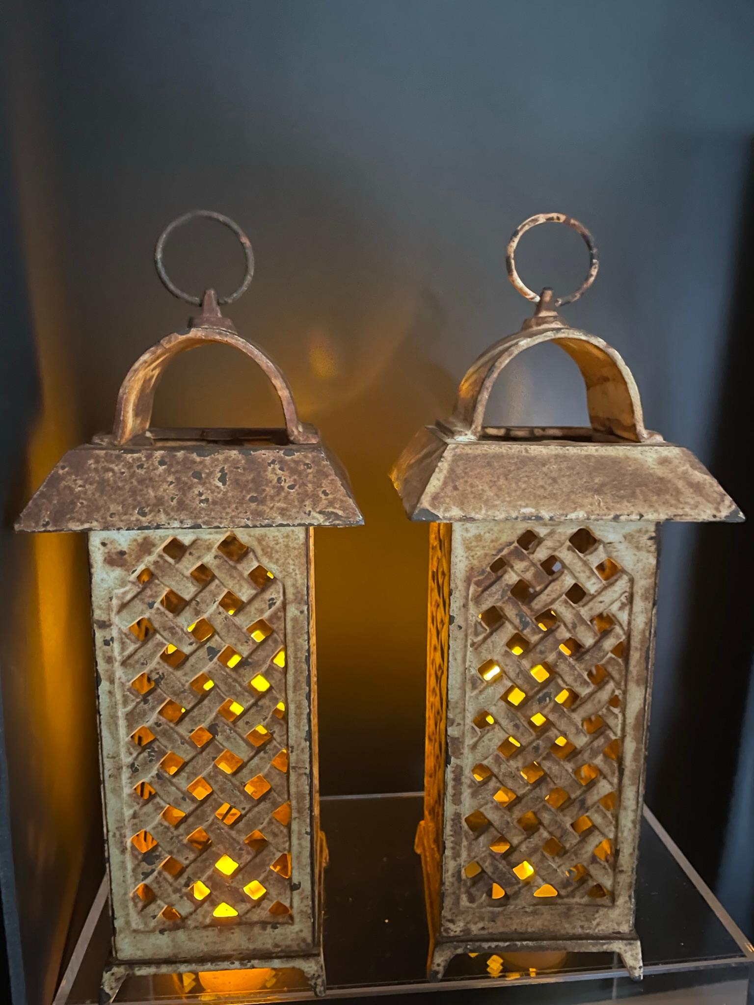 Ancienne paire de lanternes de jardin à fleurs en treillis, japonaises et rares Bon état - En vente à South Burlington, VT