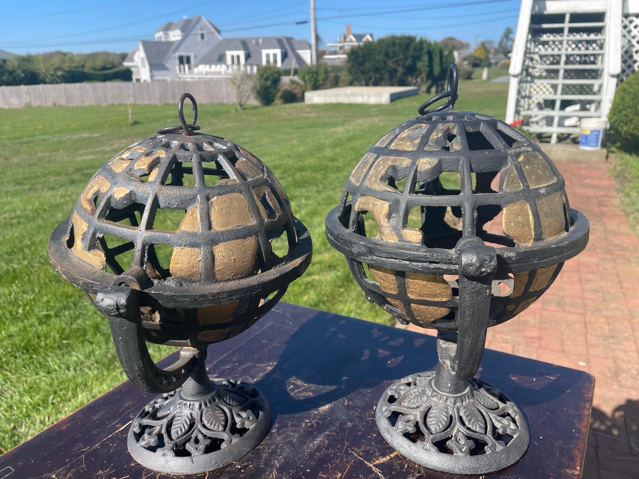 Fer Rare paire japonaise de lanternes Globe Lighting de l'ancien monde en vente