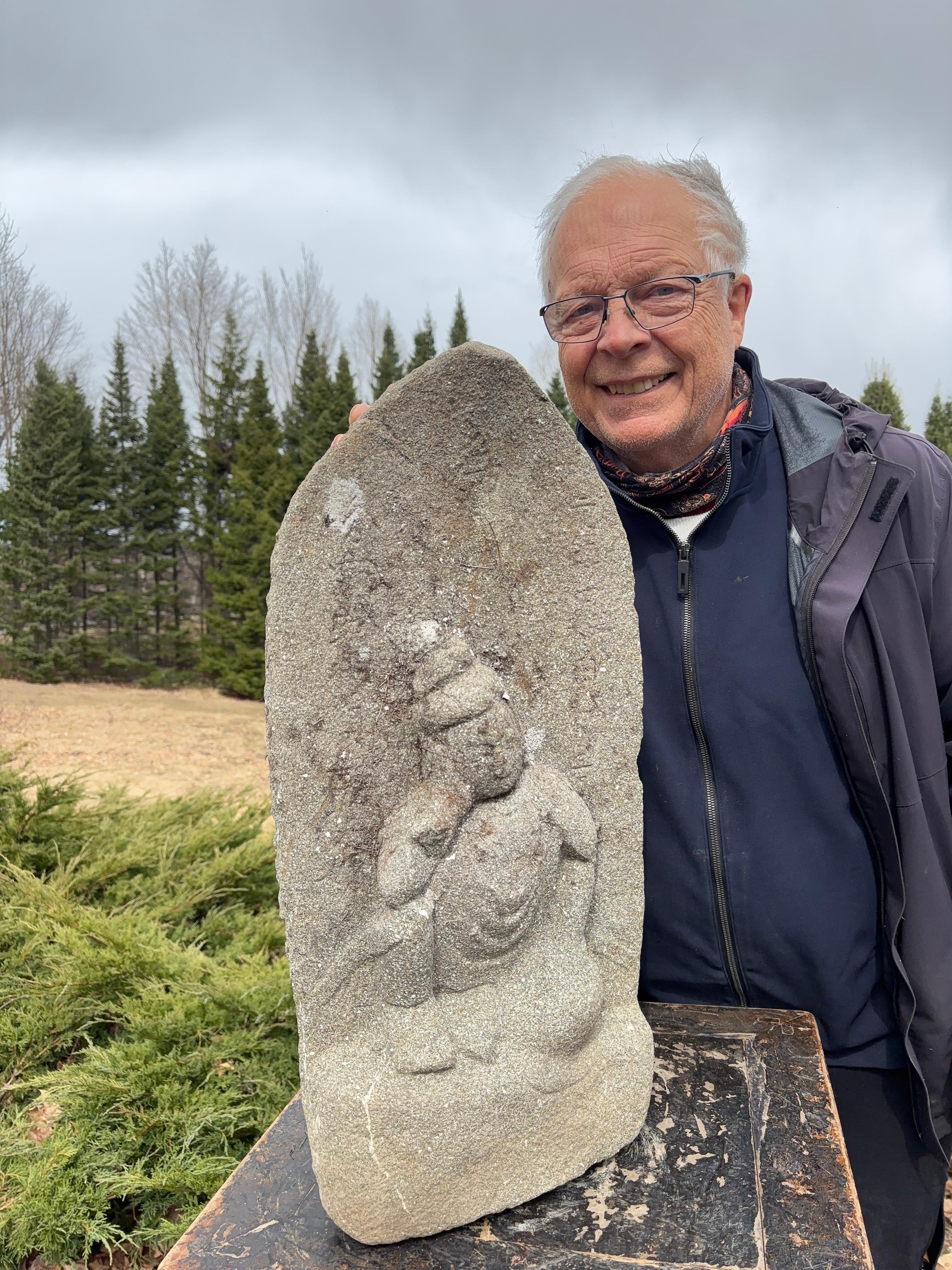 Grande, bonita y firmada

De nuestras recientes adquisiciones japonesas

Un Kanon japonés temprano y difícil de encontrar, tallado a mano en piedra a gran escala, en un mudra de contemplación. Nyoirin Kannon Bosatsu está bellamente representado en