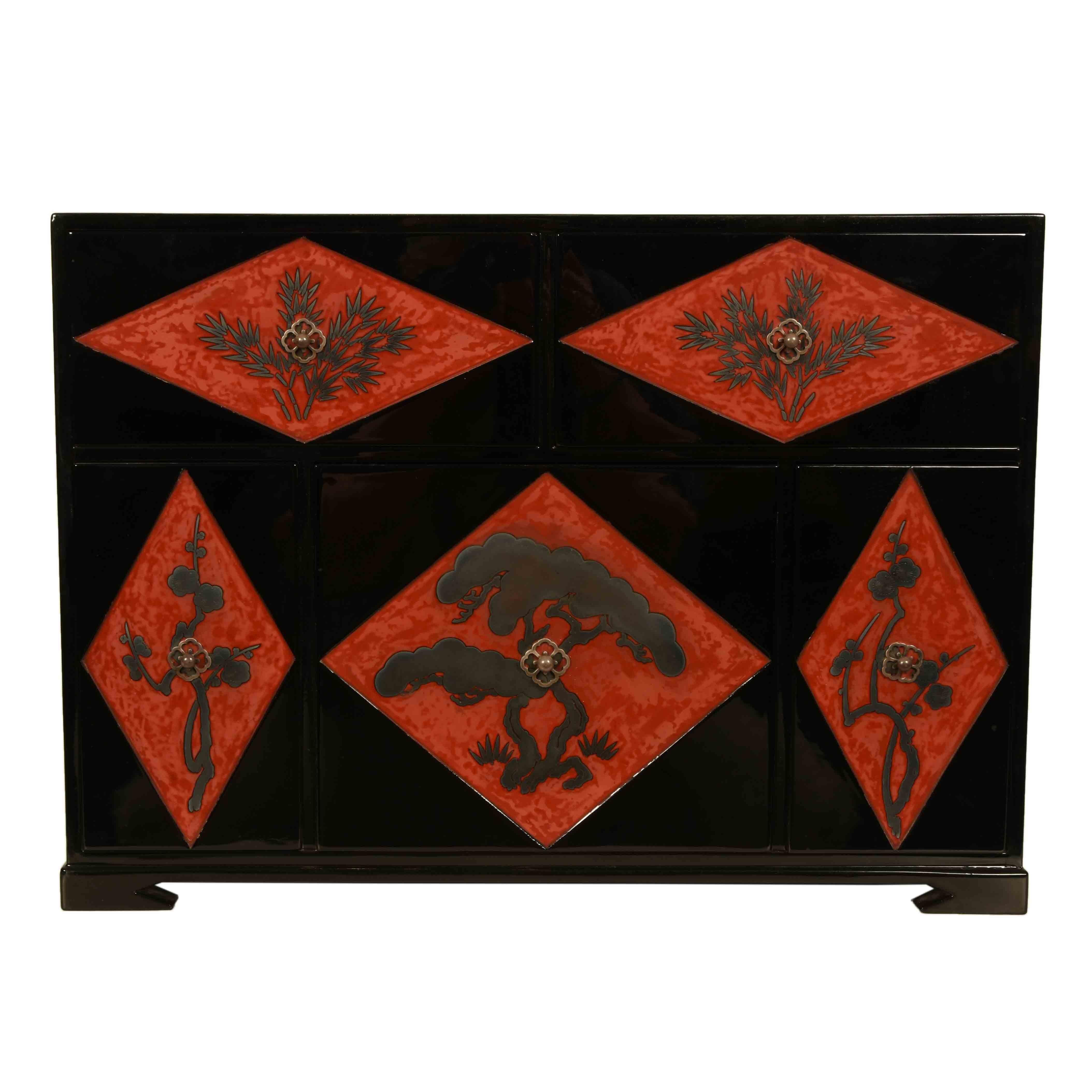 Japanische japanische Kommode aus rotem und schwarzem Lack mit silbernem Maki-E-Design, Taisho-Periode im Zustand „Gut“ im Angebot in Prahran, Victoria