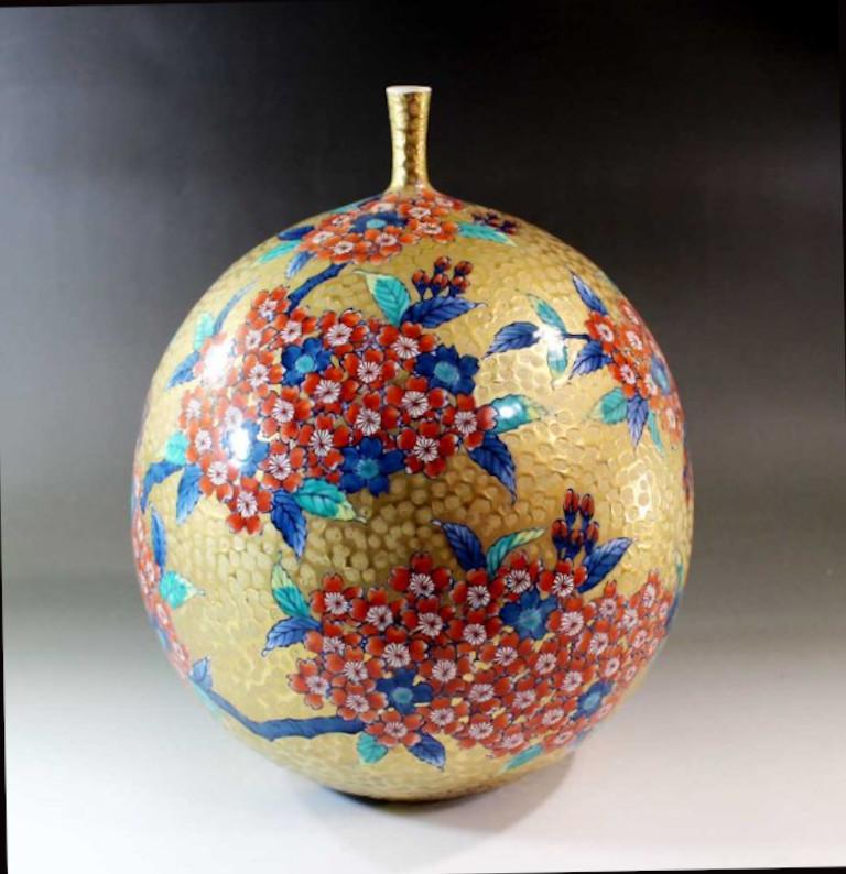 Japanese Red and Gold Porcelain Vase by Contemporary Master Artist For Sale 2