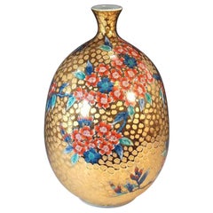 Vase japonais en porcelaine rouge et or par un maître artiste contemporain