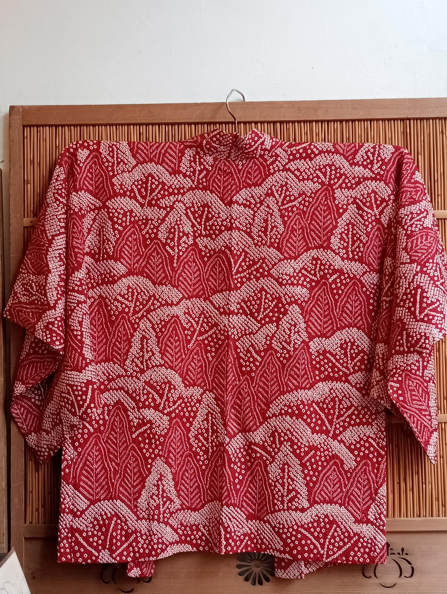 Se trata de una chaqueta de seda (Abrigo para automn) fabricada en Japn.
Se fabricó en la era Showa, alrededor de la década de 1970.
Hay dos haori himo para cerrar esta chaqueta. 

El haori es una chaqueta tradicional japonesa que se lleva sobre el
