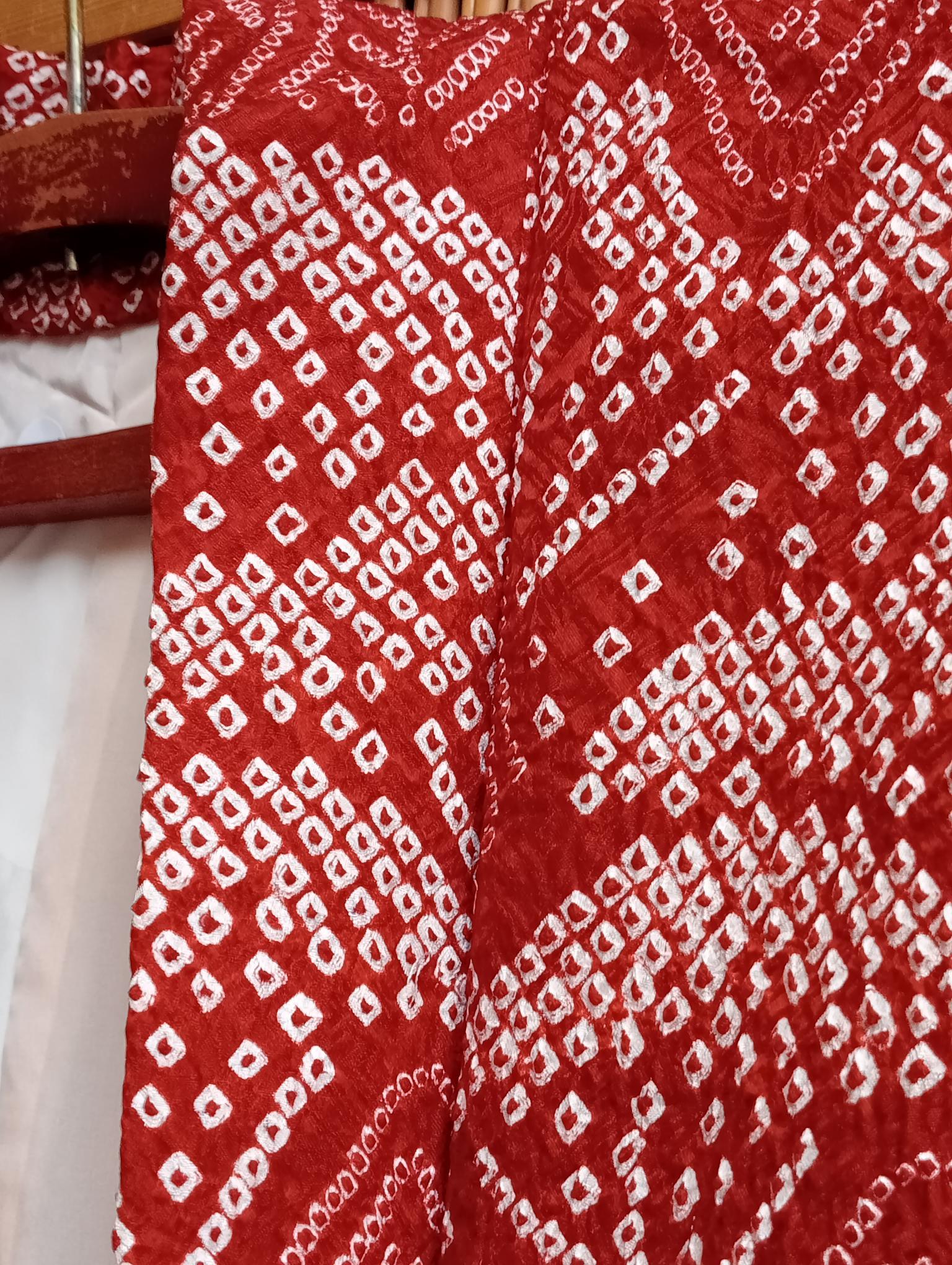 Abrigo Haori Kimono Japonés Rojo y Blanco para Mujer con Shibori de Seda Años 70 siglo XX en venta