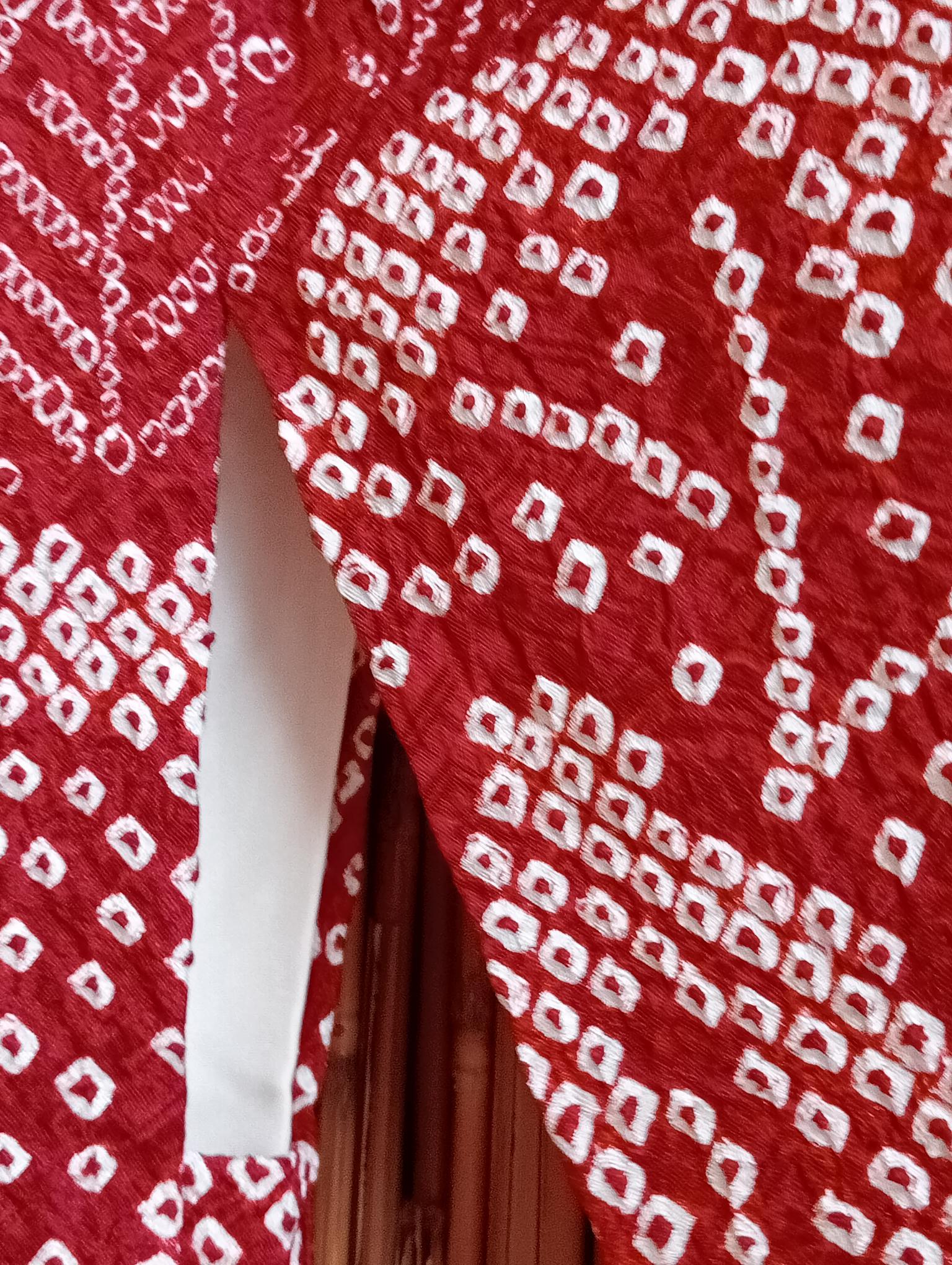 Abrigo Haori Kimono Japonés Rojo y Blanco para Mujer con Shibori de Seda Años 70 en venta 2