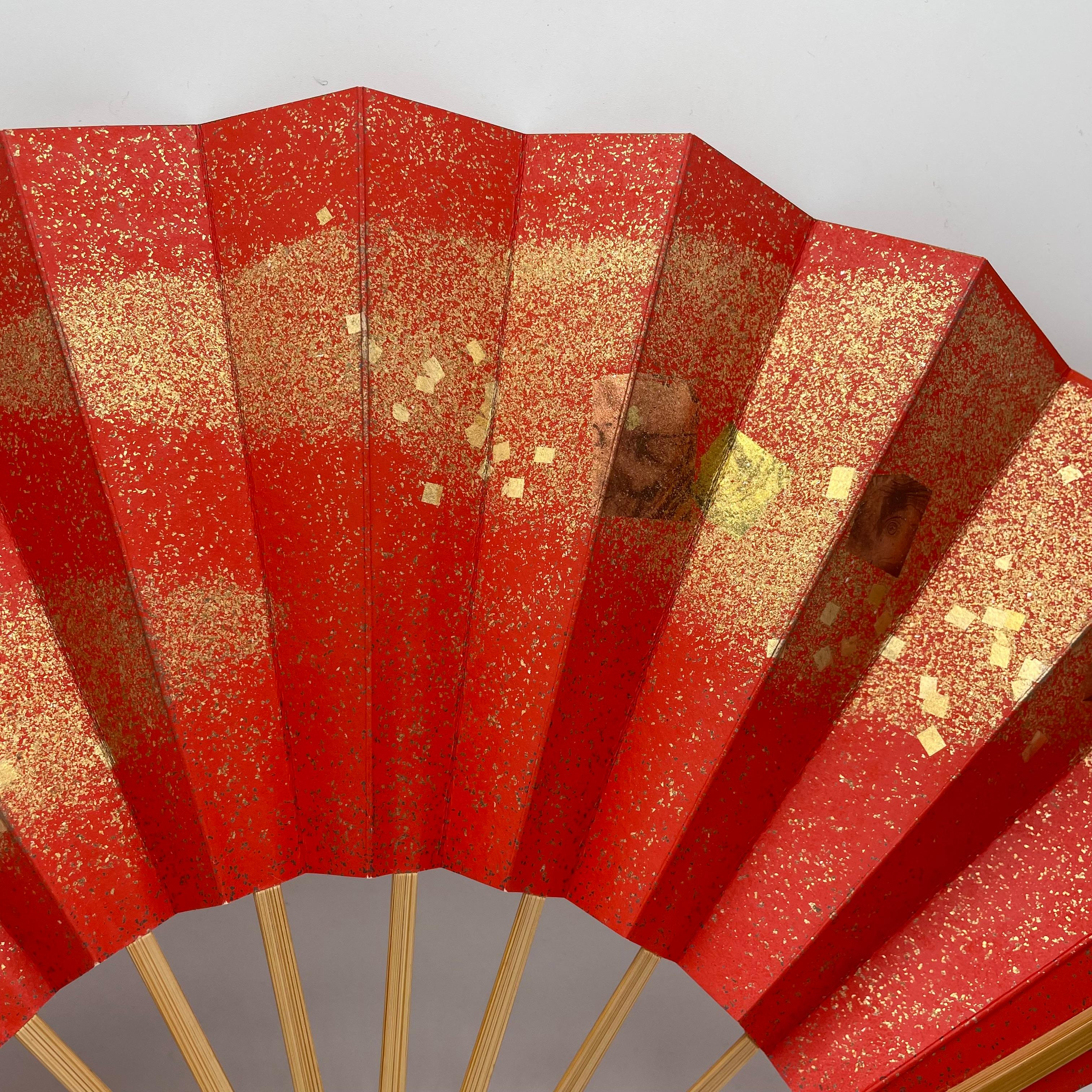 Dies ist ein japanischer Fächer mit Gold und Rot und mit einem Papier und Bambus gemacht.
Beide Seiten haben das gleiche Motiv und sind wendbar.
Es wurde in den 1990er Jahren in der Showa-Ära in Japan hergestellt. 

Ein Papierfächer ist ein