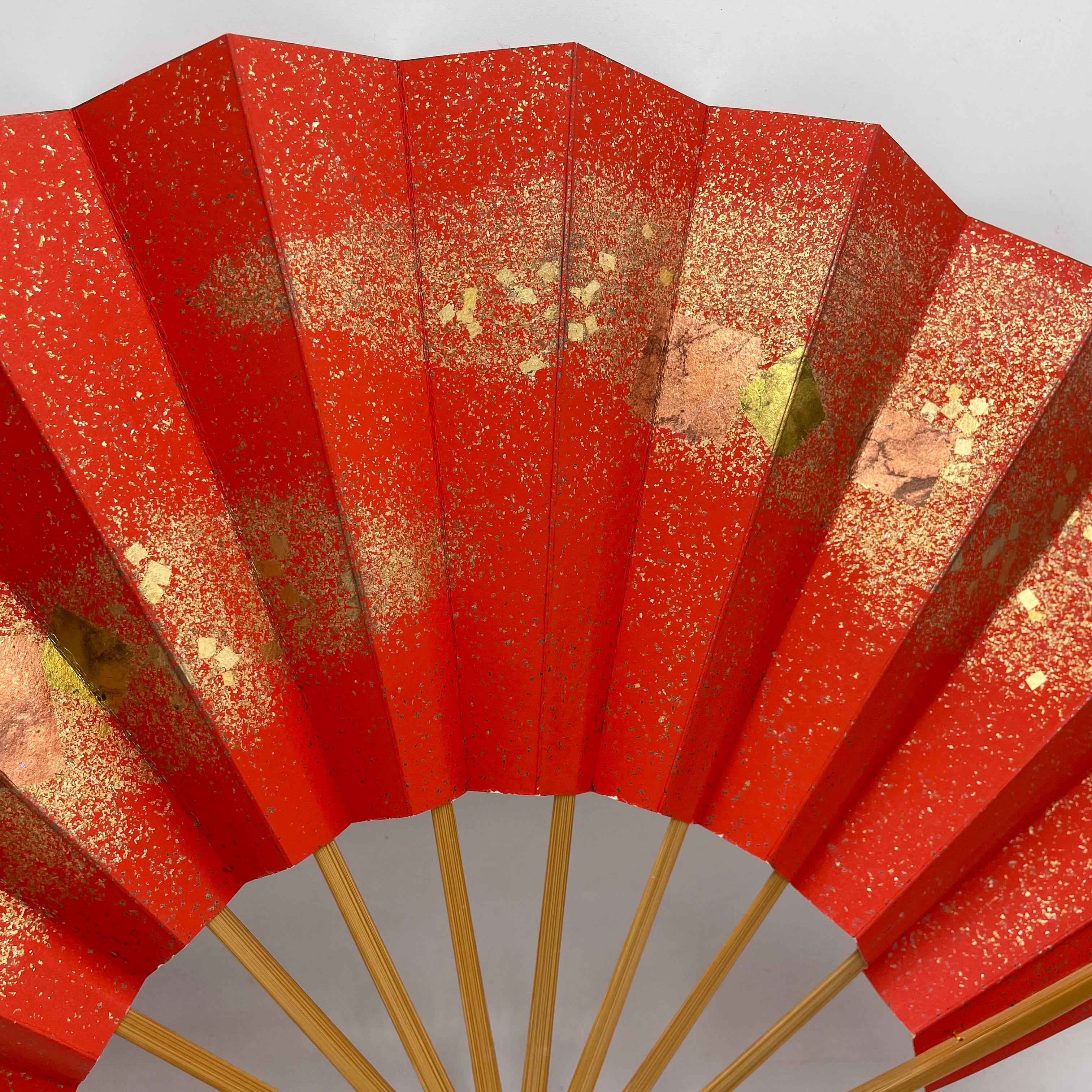 Japanischer Fächer aus rotem Bambus und Papier mit goldener Wendeplatte aus den 1990er Jahren im Zustand „Gut“ im Angebot in Paris, FR