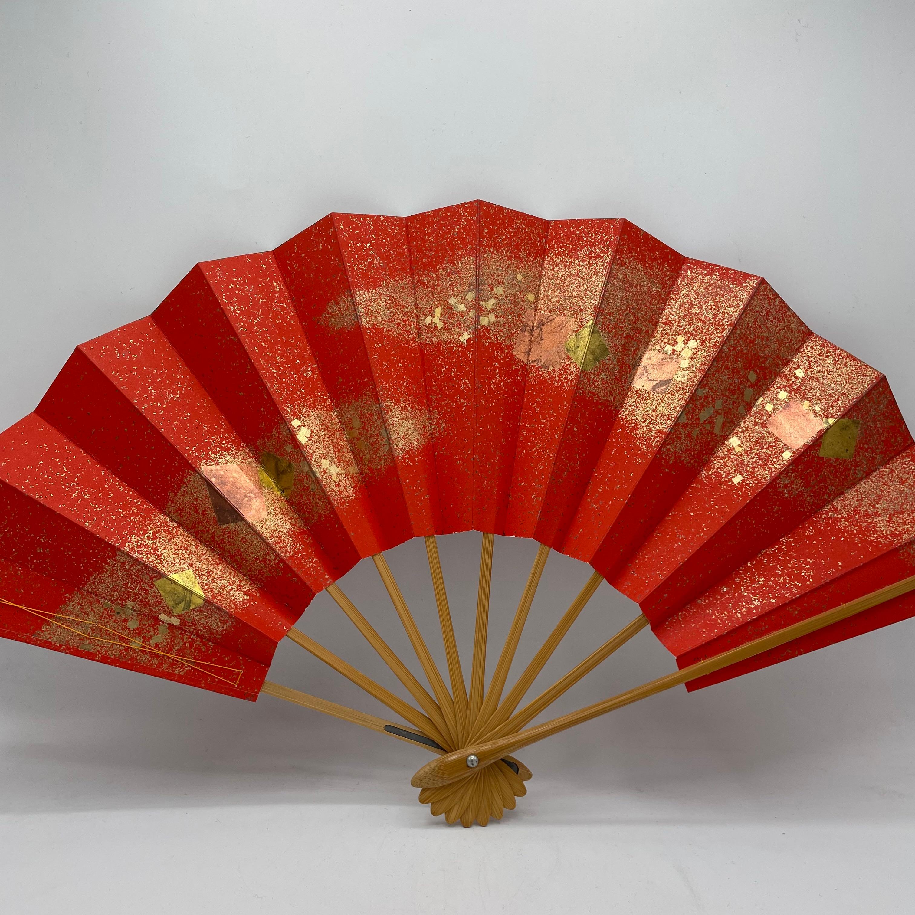 Japanischer Fächer aus rotem Bambus und Papier mit goldener Wendeplatte aus den 1990er Jahren (Ende des 20. Jahrhunderts) im Angebot