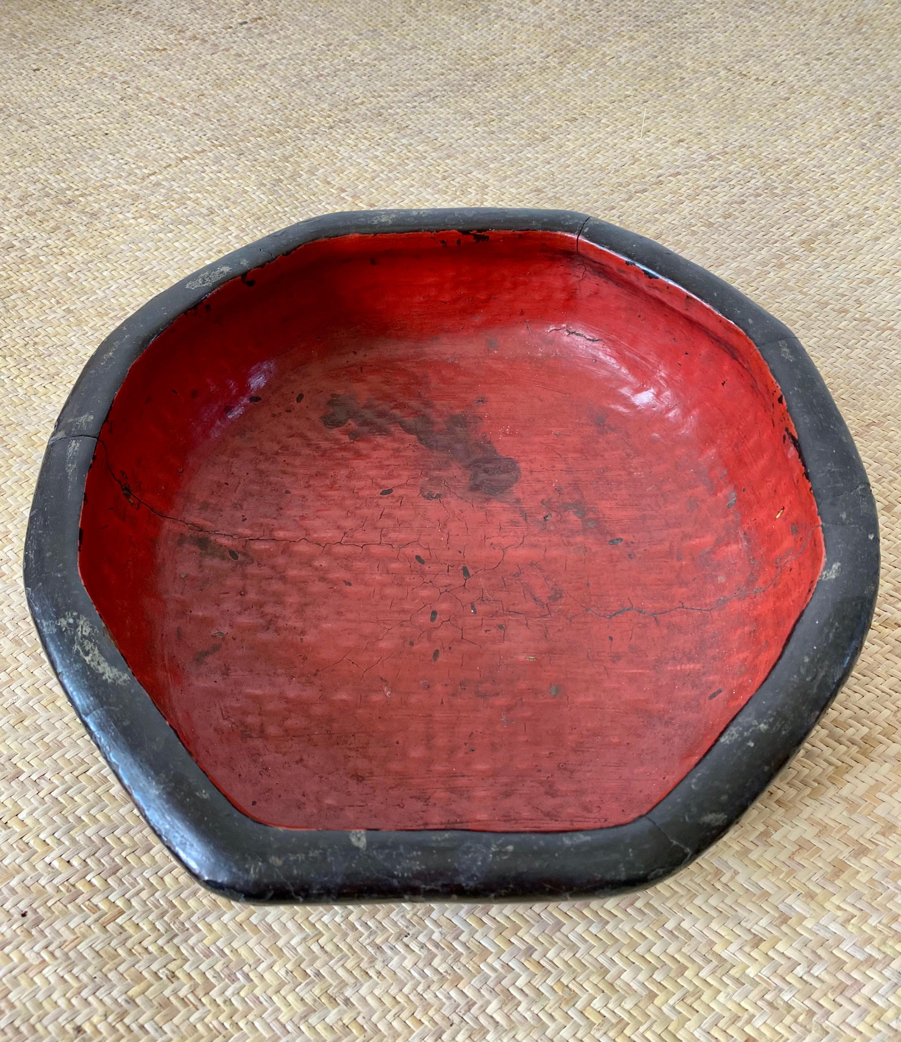 Eine japanische rot-schwarze Lackschale aus dem frühen 20. Der Rahmen ist aus geflochtenen Rattanfasern gefertigt und mit mehreren Lackschichten überzogen. Die Schale ist im Laufe der Jahre schön gealtert, mit kleinen Rissen und Verblassen des