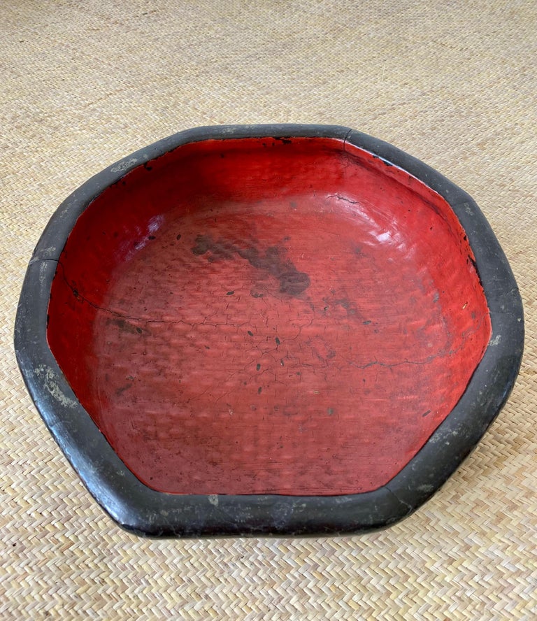 Japanese Red and Black Lacquer Bowl, Early 20th Century For Sale at 1stDibs
