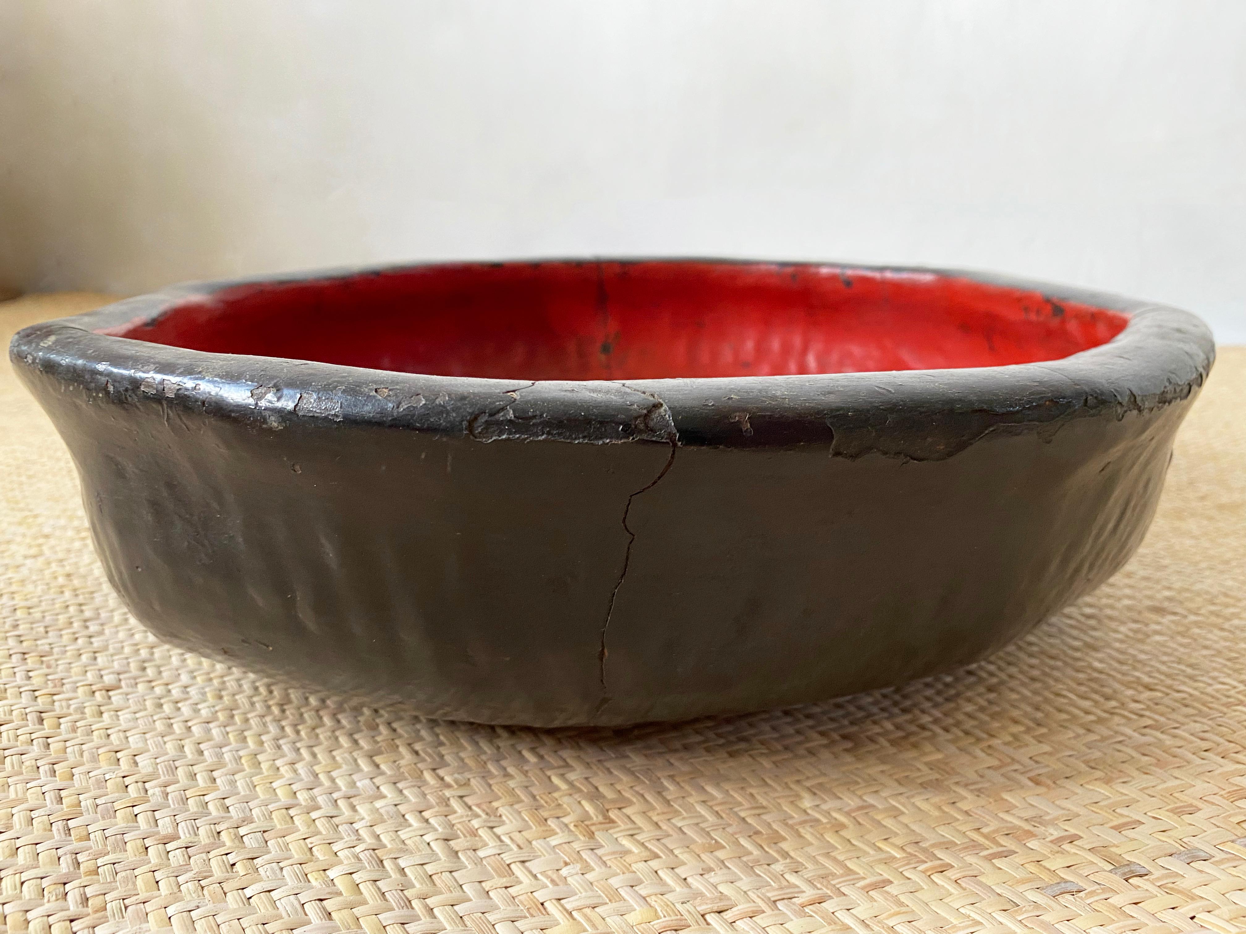 Japanese Red & Black Lacquer Bowl, Early 20th Century In Fair Condition For Sale In Jimbaran, Bali