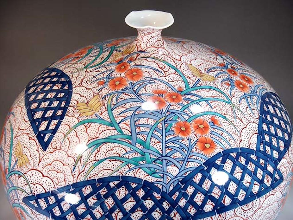 Meiji Vase japonais en porcelaine rouge, bleu, crème et blanc par un maître artiste contemporain, 2 pièces en vente