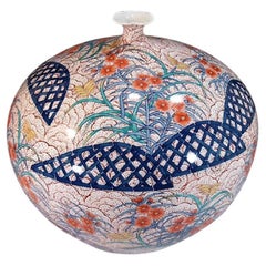 Vase japonais en porcelaine rouge, bleu, crème et blanc par un maître artiste contemporain, 2 pièces