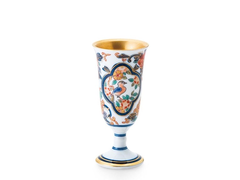 Stunning Japanese Ko-Imari (old Imari) porcelain short stem cup, in bright red, blue and green colors and generous gold application that are characteristics of Ko-Imari Porcelain called kinrande. This short stem porcelain cup got selected for