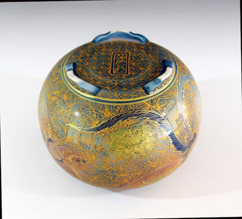 Japanese Green Gilded Porcelain Vase by Contemporary Master Artist In New Condition For Sale In Takarazuka, JP