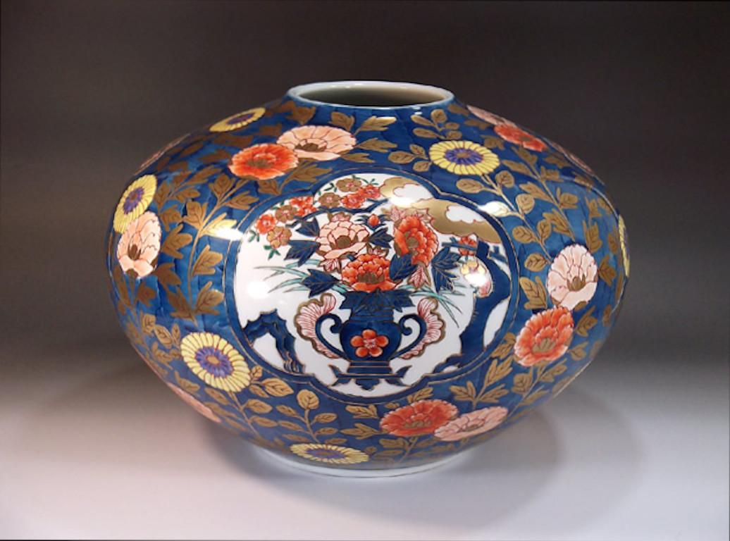 Peint à la main Vase en porcelaine bleu or japonais par un maître artiste contemporain en vente