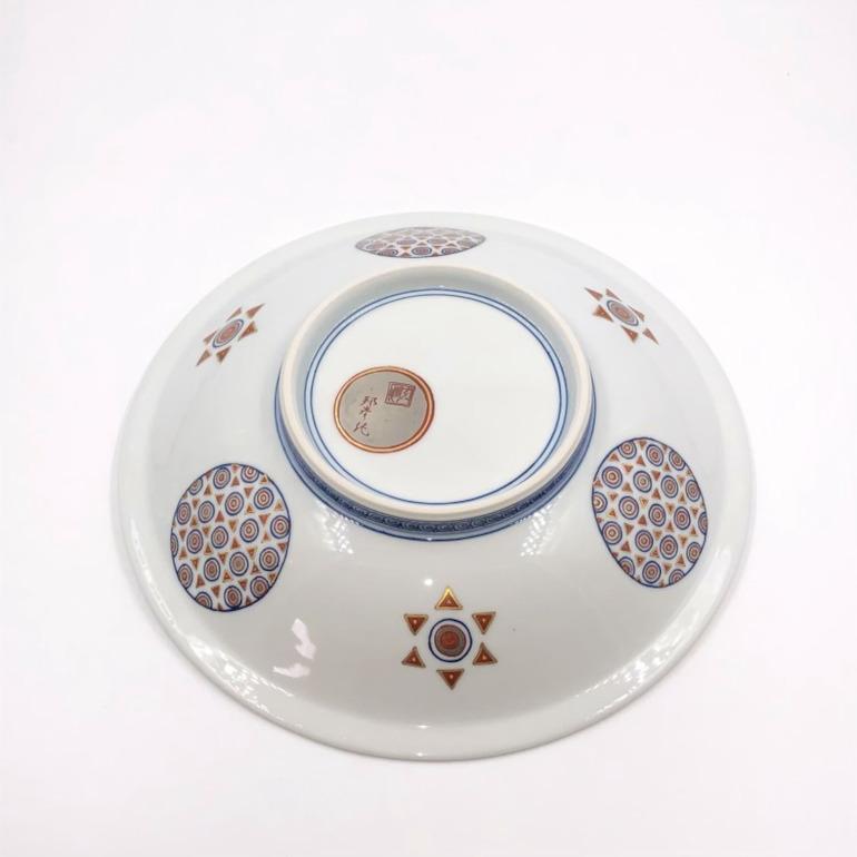 Extraordinario cargador de porcelana japonesa contemporánea de calidad museística, obra maestra extremadamente intrincada pintada a mano con platino y oro de gran pureza y pintada a mano en rojo y azul sobre un cuerpo de formas asombrosas, una