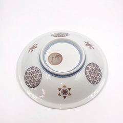 Assiette de présentation japonaise en porcelaine rouge, bleu et or du maître artiste, 2